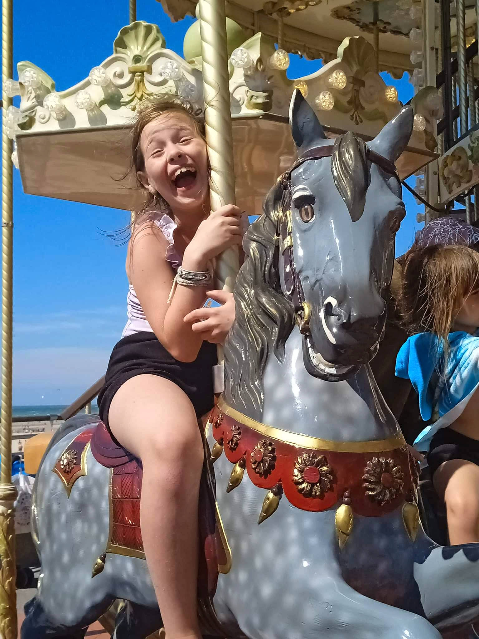 Abigail participe au concours pour gagner de l'argent avec cette photo : bridle, event, fun, horse, horse_supplies, horse_tack, leisure, mane, nonbuilding_structure, outdoor_recreation, pack_animal, person, public_event, recreation, rein, sky, smile, stallion, temple, white