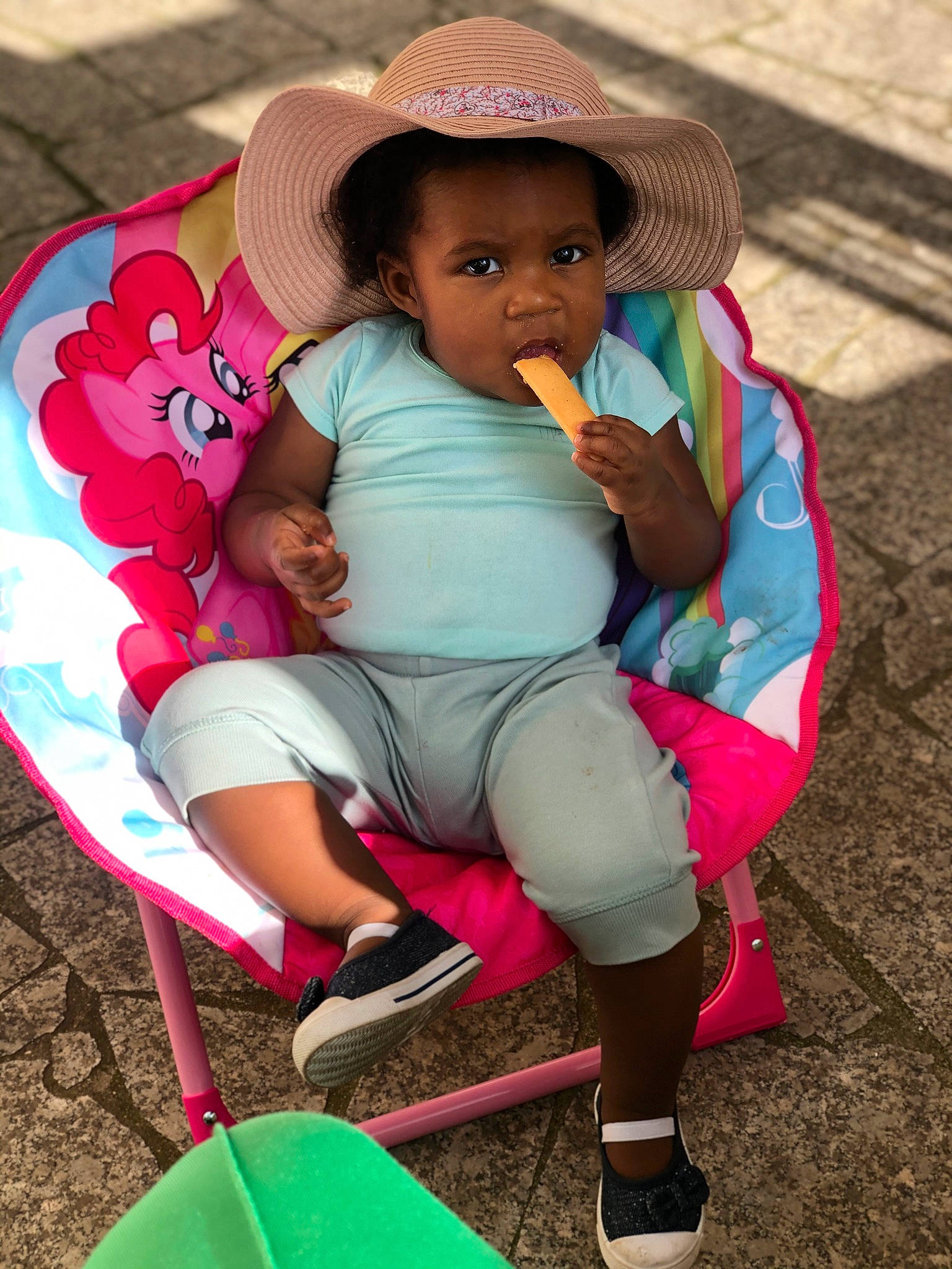 Nawel a rejoint le concours — aidez-le/la à gagner de superbes lots ! baby_toddler_clothing, cap, child, fedora, fun, grass, happy, hat, leisure, mammal, mouth, people, person, photograph, pink, shoe, skin, sneakers, sun_hat, toddler