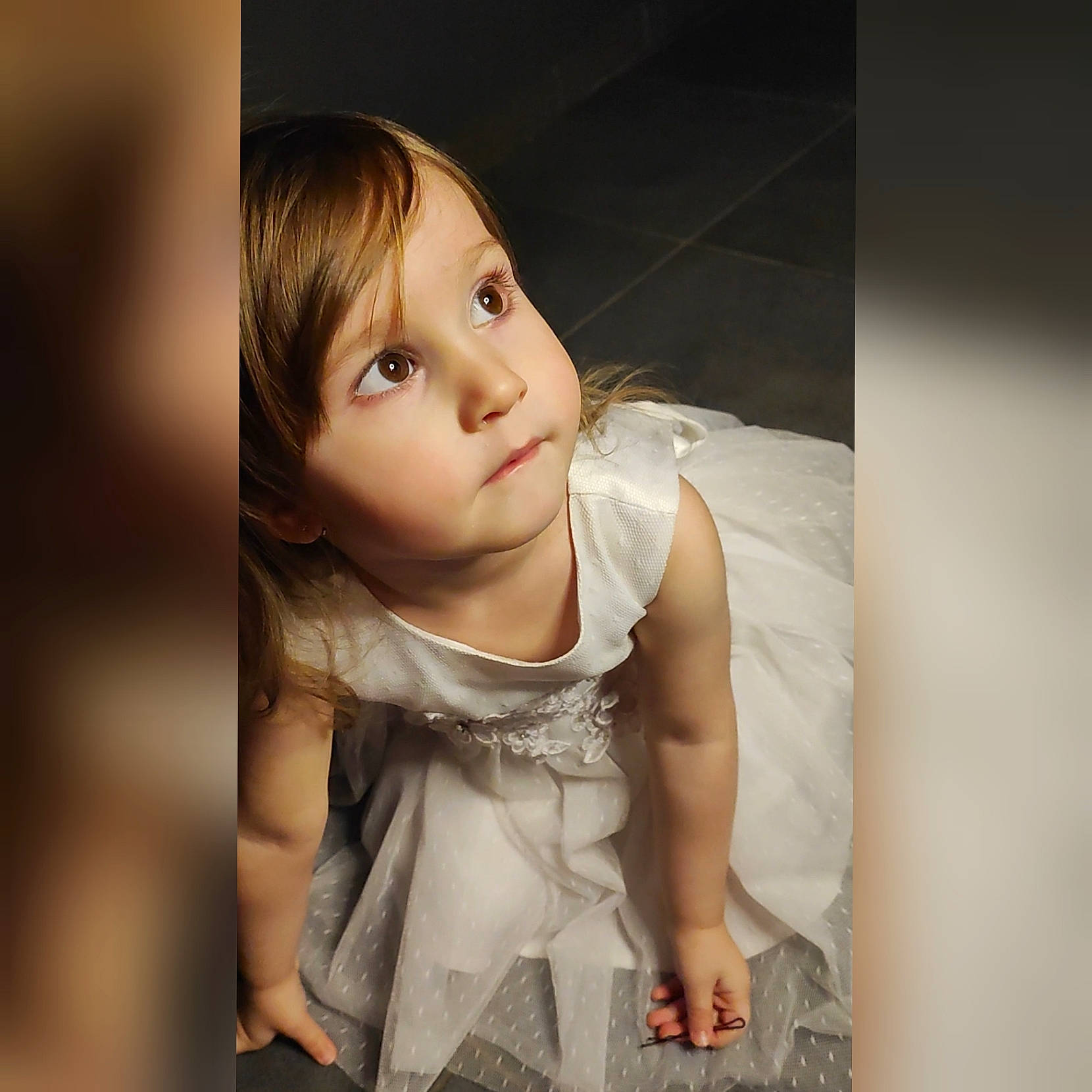 Talya a rejoint le concours — aidez-le/la à gagner de superbes lots ! black_hair, blond, brown_hair, cheek, child, eyebrow, eyelash, face, flash_photography, fun, gesture, happy, lip, nose, person, portrait, portrait_photography, sitting, skin, sleeve