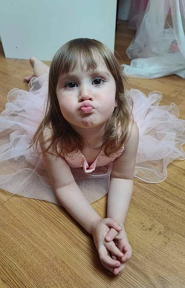 Talya participe au concours pour gagner de l'argent avec cette photo : baby_toddler_clothing, cheek, child, dress, eye, floor, flooring, fun, hair, hairstyle, happy, hardwood, human_leg, lip, long_hair, mammal, person, skin, sleeve, toddler
