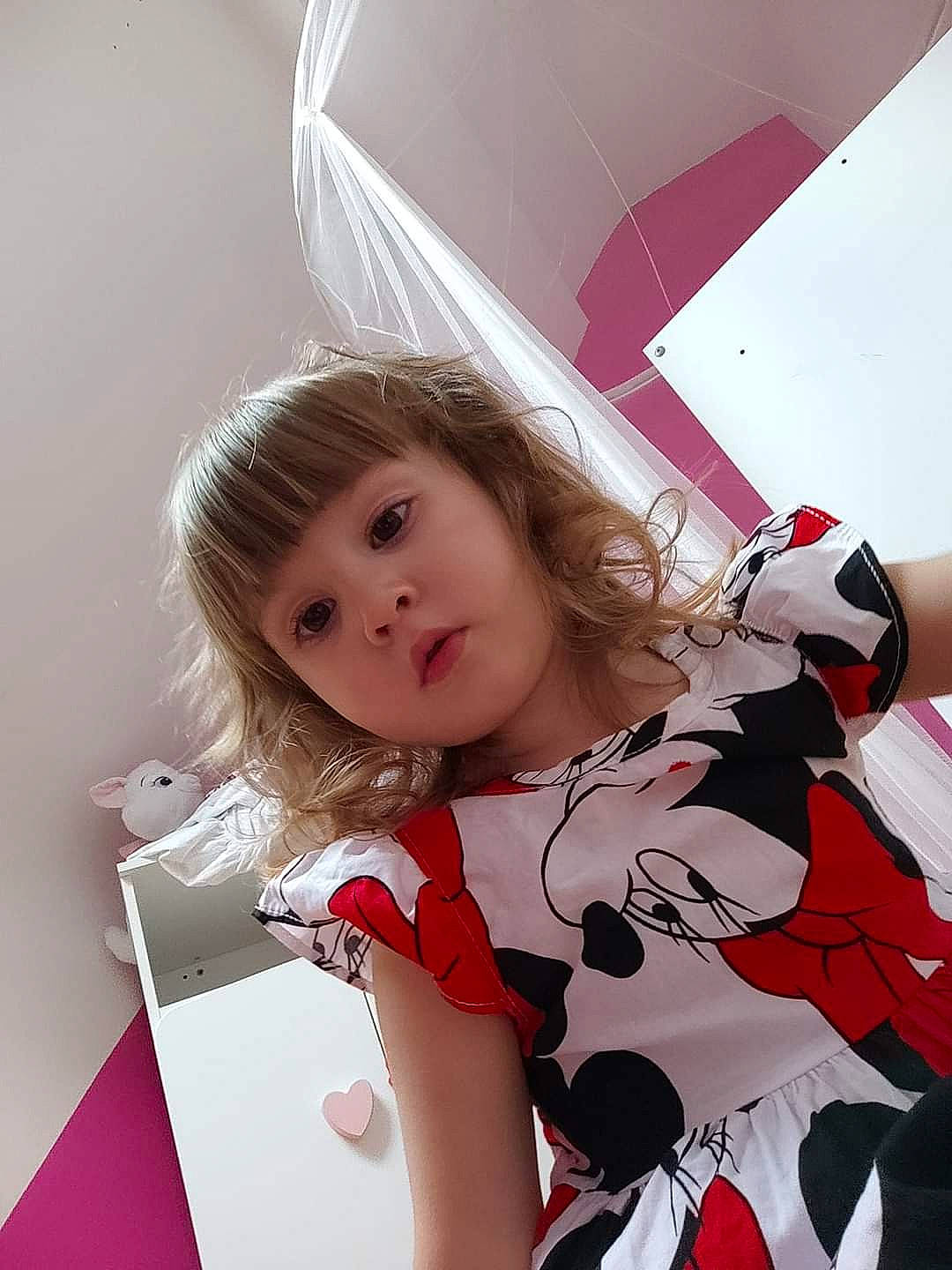 Talya a rejoint le concours — aidez-le/la à gagner de superbes lots ! blond, brown_hair, carmine, child, design, flooring, fun, hairstyle, happy, human_leg, long_hair, pattern, person, pink, red, sitting, skin, t_shirt, table, thigh