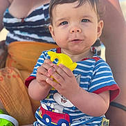 Marvynn a rejoint le concours — aidez-le/la à gagner de superbes lots ! toddler, child, toy, yellow, dolphin, striped_shirt, bugs_bunny, person, outdoor, sunny, beach, legs, sitting, cute, curious, adult, background, blue_sky, summer, playtime