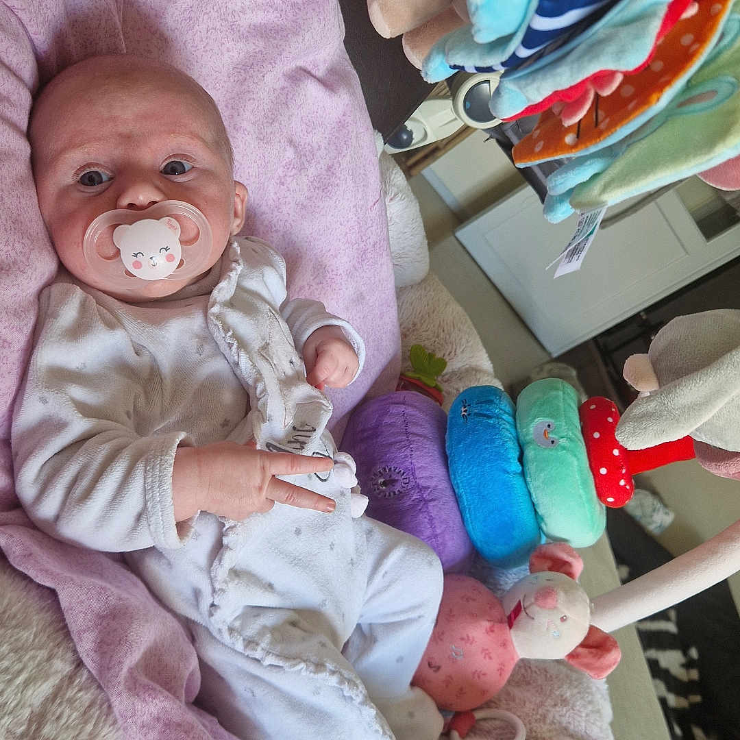 Jade participe au concours pour gagner de l'argent avec cette photo : baby, bed, blanket, bodypart, crib, cushion, doll, face, finger, furniture, hand, head, homedecor, infantbed, linen, newborn, person, photography, portrait, toy