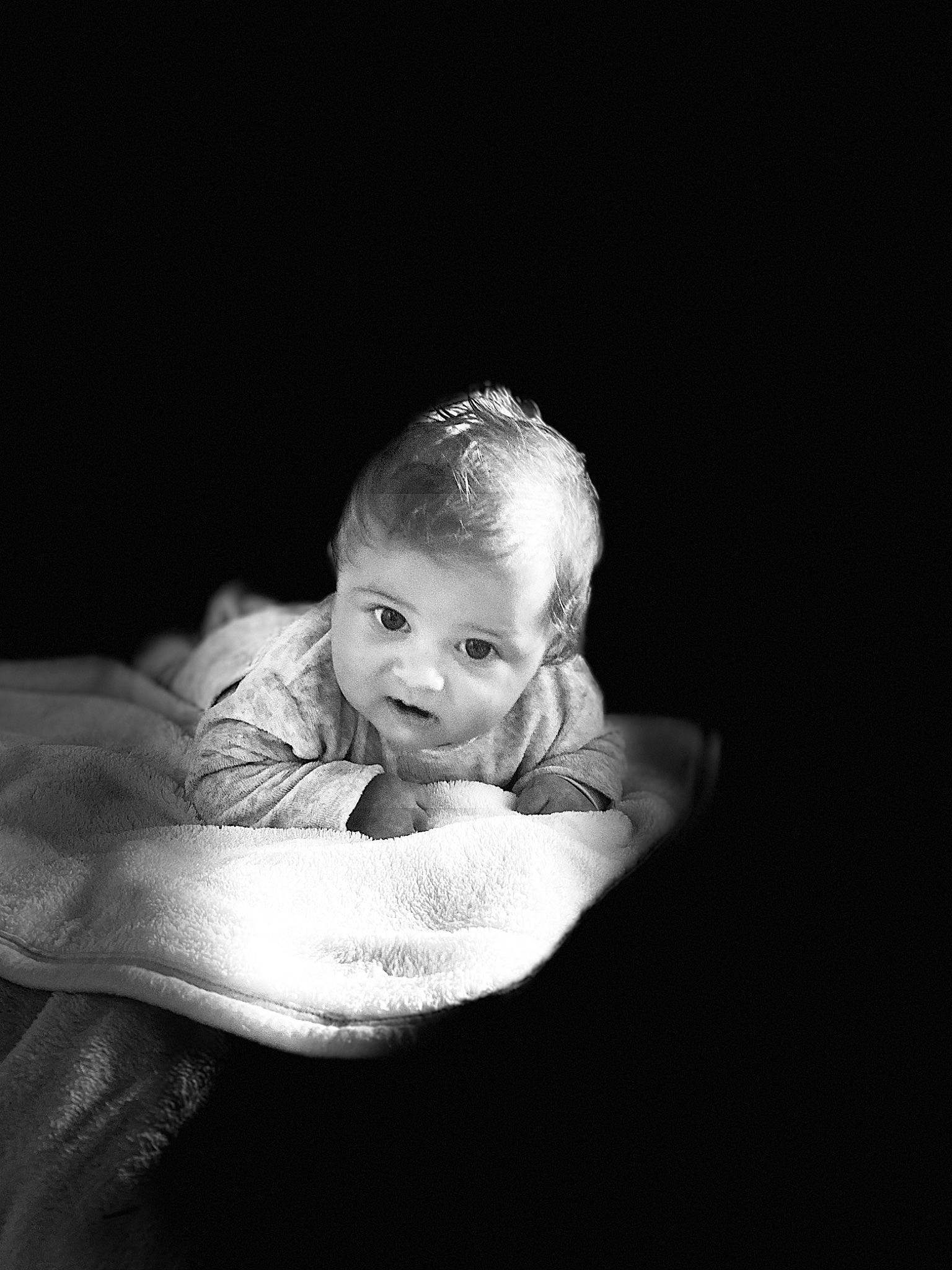 Arsène a rejoint le concours — aidez-le/la à gagner de superbes lots ! baby, baby_toddler_clothing, black_and_white, cheek, child, comfort, flash_photography, linens, lip, monochrome, monochrome_photography, person, photography, portrait, portrait_photography, skin, stock_photography, sweater, toddler, tummy_time