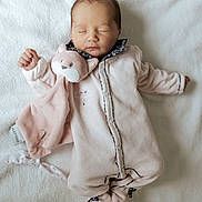 Esmee participe au concours pour gagner de l'argent avec cette photo : adorable, baby, baby_clothes, blanket, child, comfort, cozy, cute, indoor, infant, newborn, peaceful, pink_onesie, plush_toy, portrait, resting, sleep, sleeping, soft, young_child
