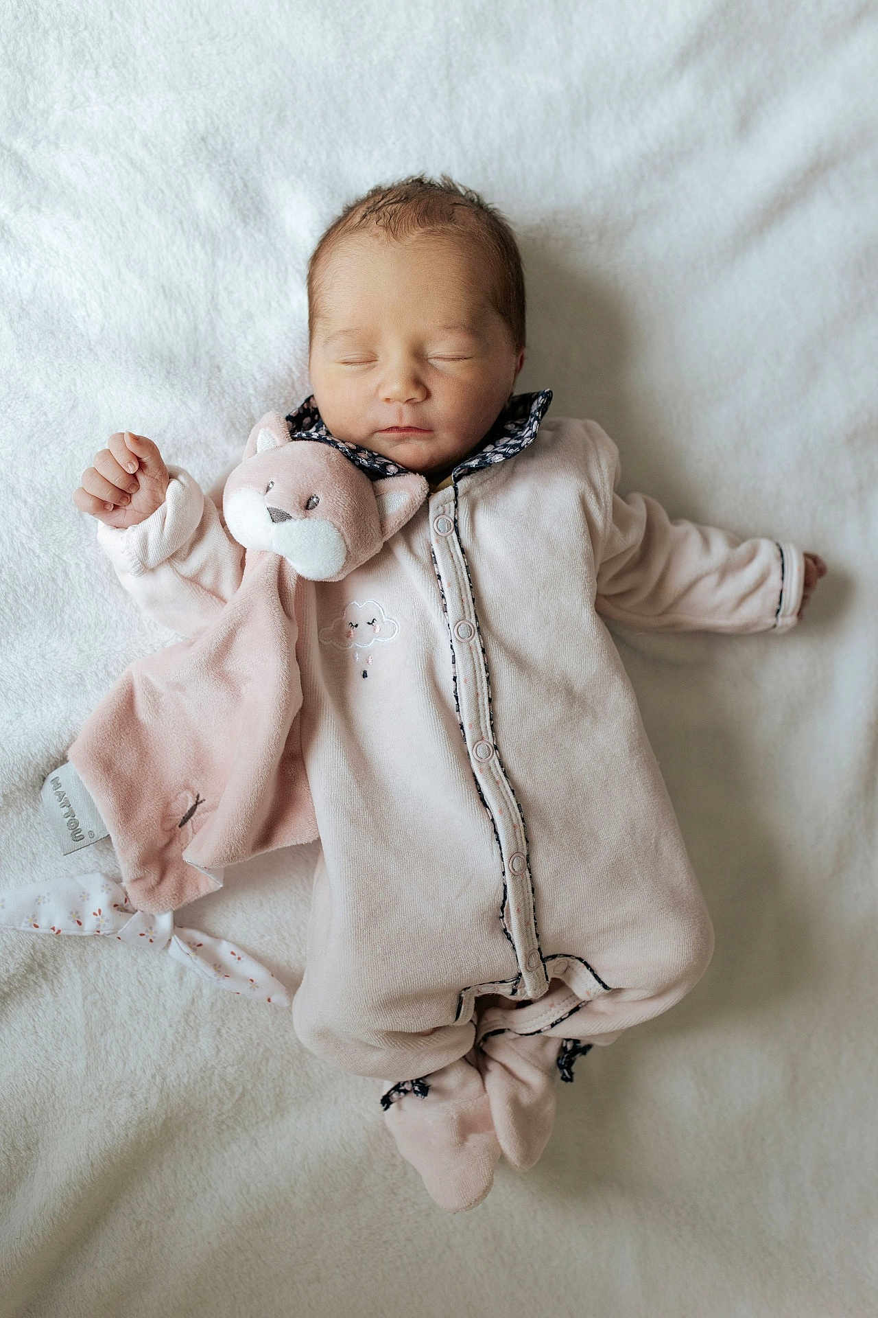 Esmee participe au concours pour gagner de l'argent avec cette photo : adorable, baby, baby_clothes, blanket, child, comfort, cozy, cute, indoor, infant, newborn, peaceful, pink_onesie, plush_toy, portrait, resting, sleep, sleeping, soft, young_child