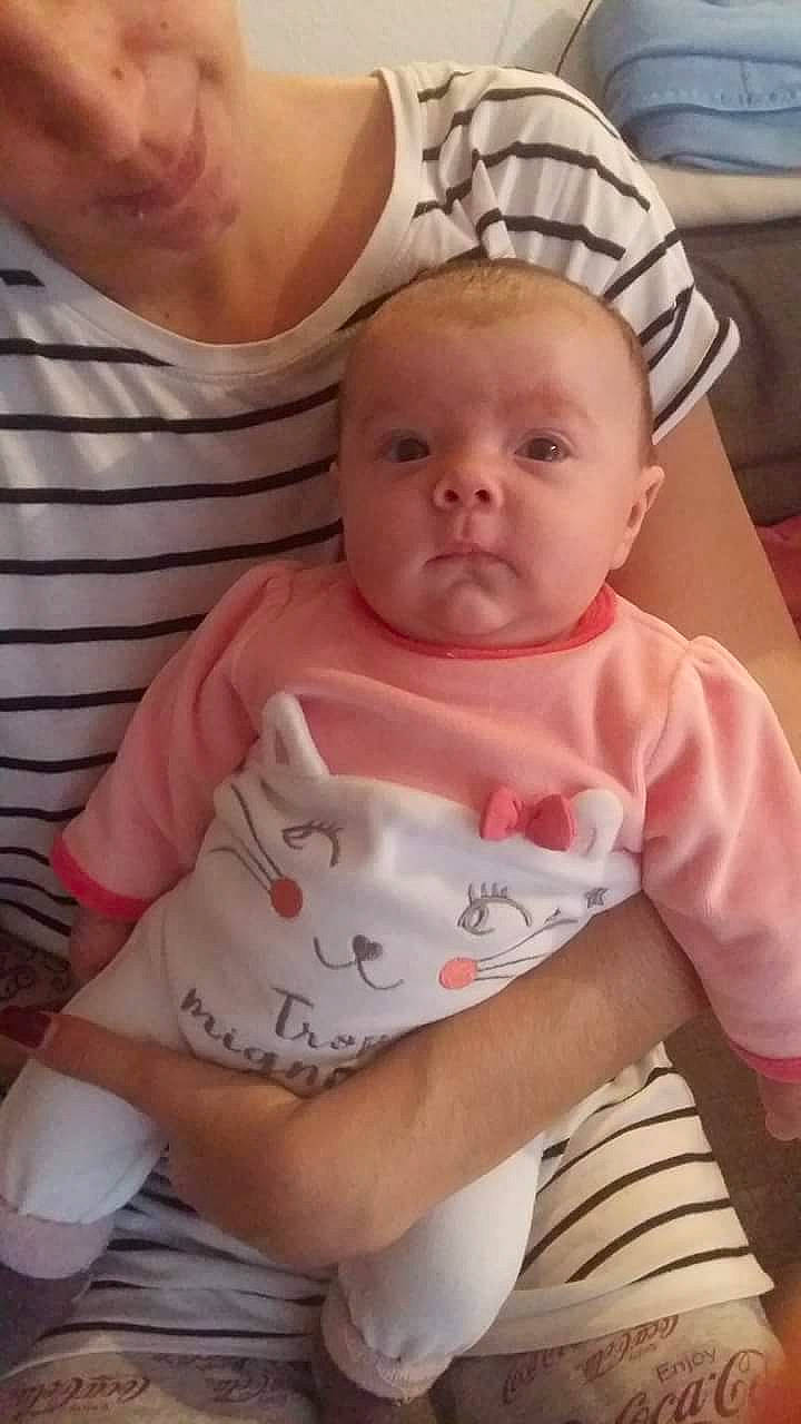 Lyana participe au concours pour gagner de l'argent avec cette photo : abdomen, arm, cheek, child, childbirth, day, face, finger, hair_accessory, head, infant, lip, person, product, skin, toddler, trunk