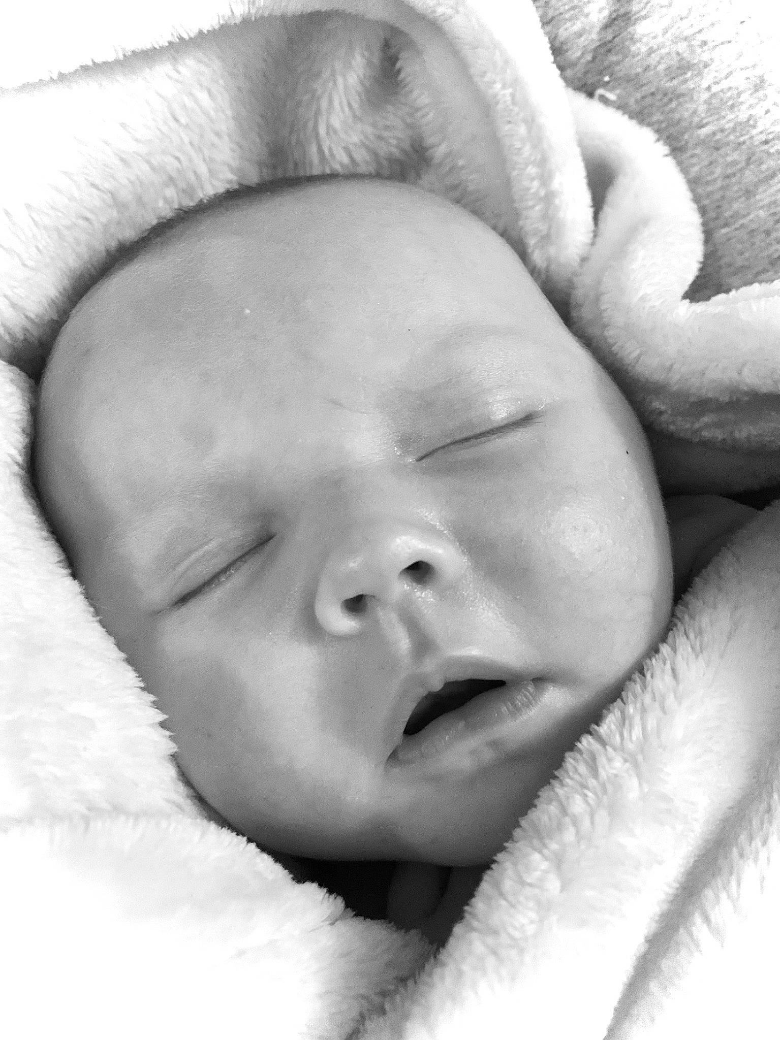 Victoire a rejoint le concours — aidez-le/la à gagner de superbes lots ! baby, beauty, cheek, comfort, eye, eyebrow, facial_expression, finger, gesture, hand, happy, head, human, monochrome, monochrome_photography, mouth, nose, person, skin, style