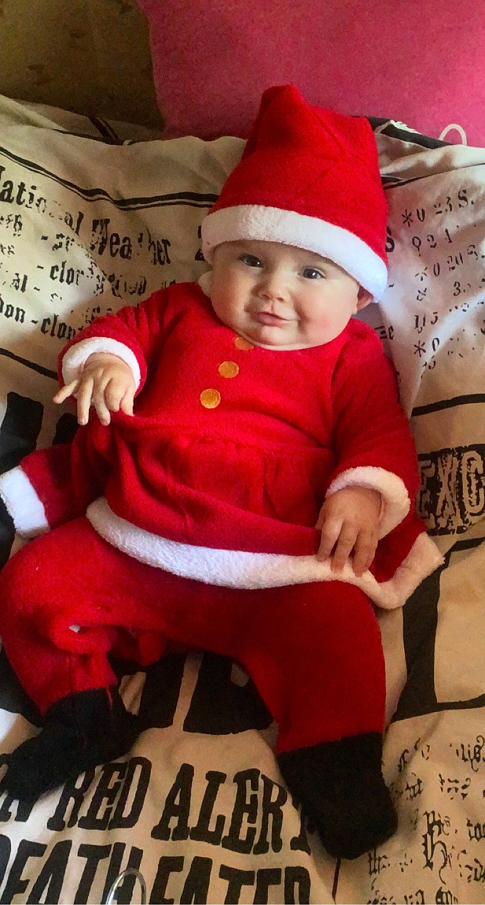Esmey a rejoint le concours — aidez-le/la à gagner de superbes lots ! baby, baby_toddler_clothing, cap, christmas, christmas_decoration, christmas_eve, christmas_ornament, face, facial_expression, happy, headwear, holiday, human_body, lap, outerwear, person, red, santa_claus, sleeve, smile
