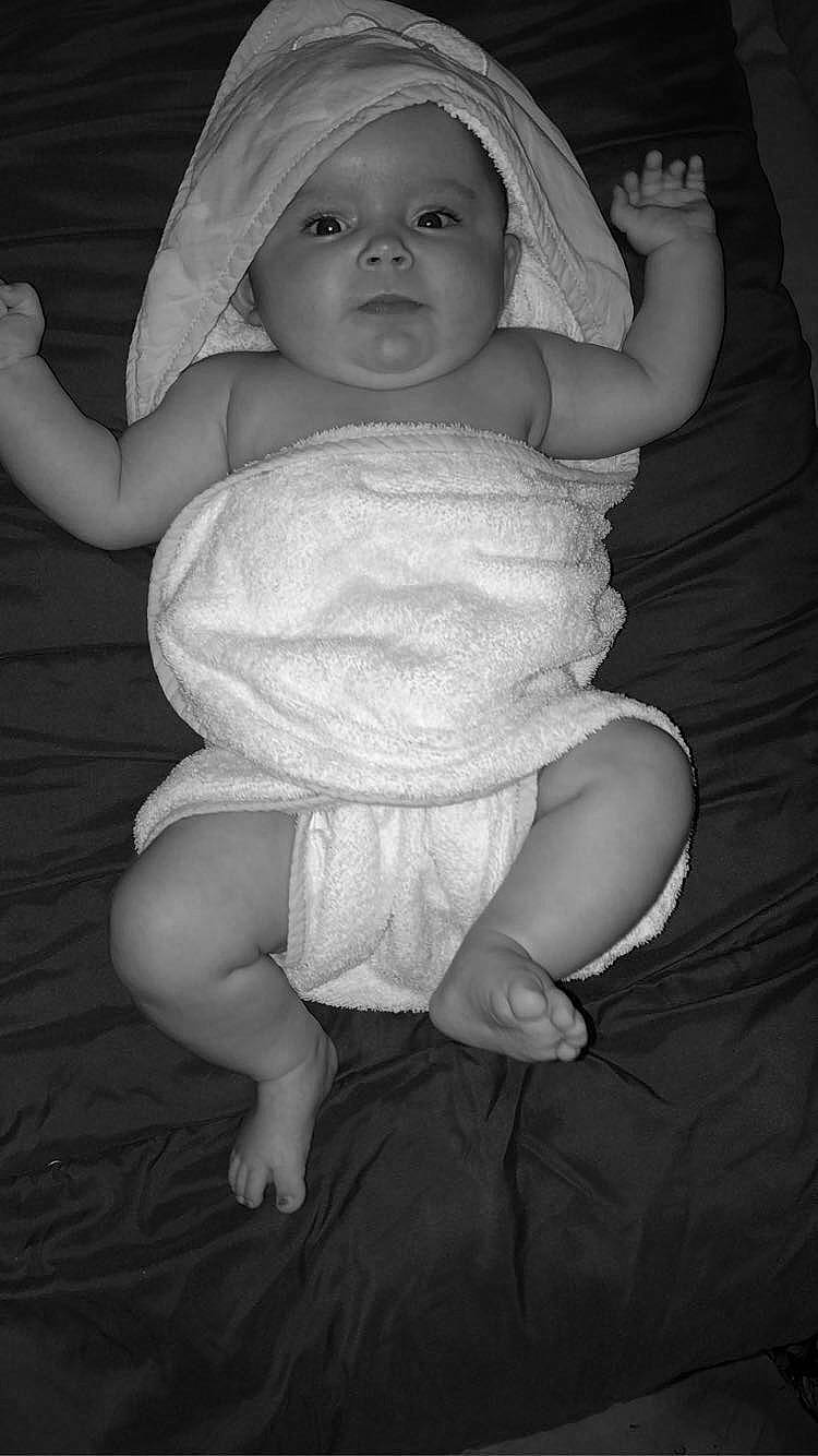 Esmey participe au concours pour gagner de l'argent avec cette photo : arm, baby_toddler_clothing, black, cheek, dress, eye, facial_expression, finger, flash_photography, gesture, hairstyle, hand, headwear, human_body, leg, lip, mouth, person, skin, standing