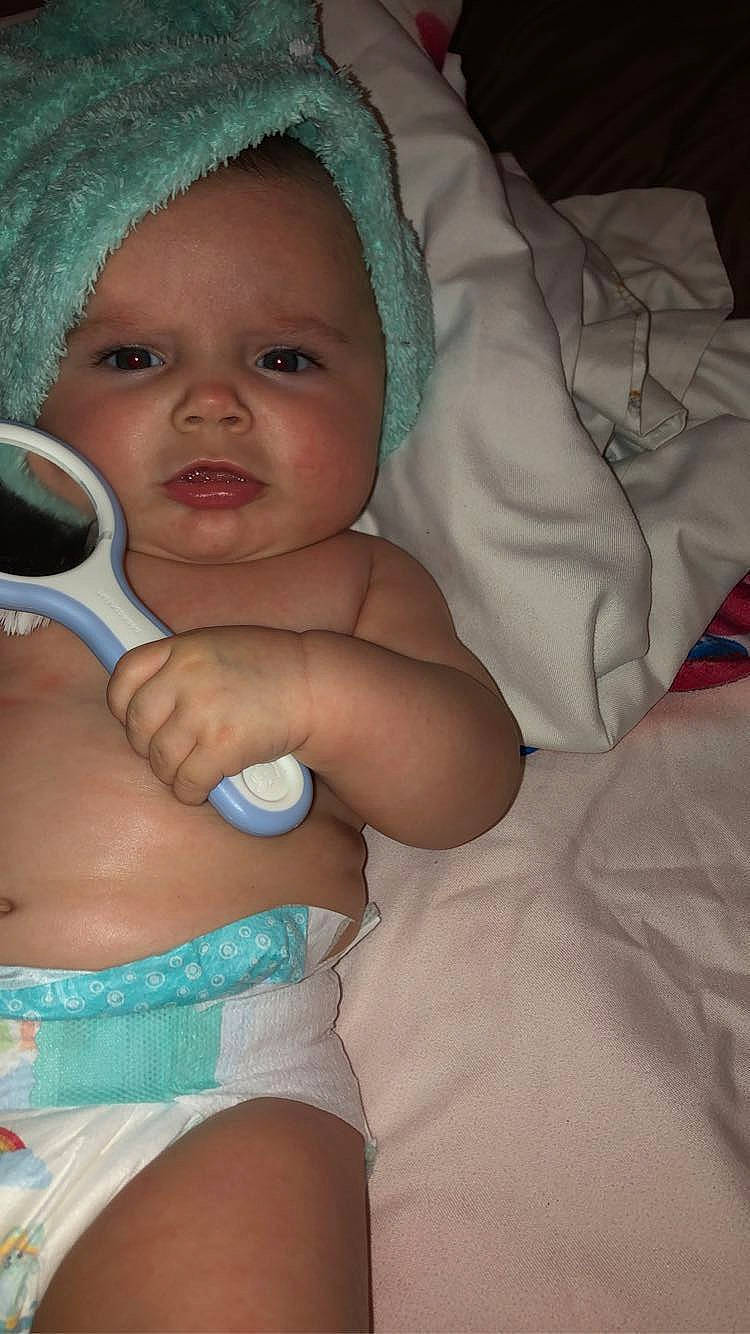 Esmey a rejoint le concours — aidez-le/la à gagner de superbes lots ! baby, baby_toddler_clothing, blue, chest, child, comfort, eye, face, facial_expression, finger, goggles, happy, iris, mouth, nail, person, skin, textile, thigh, thumb