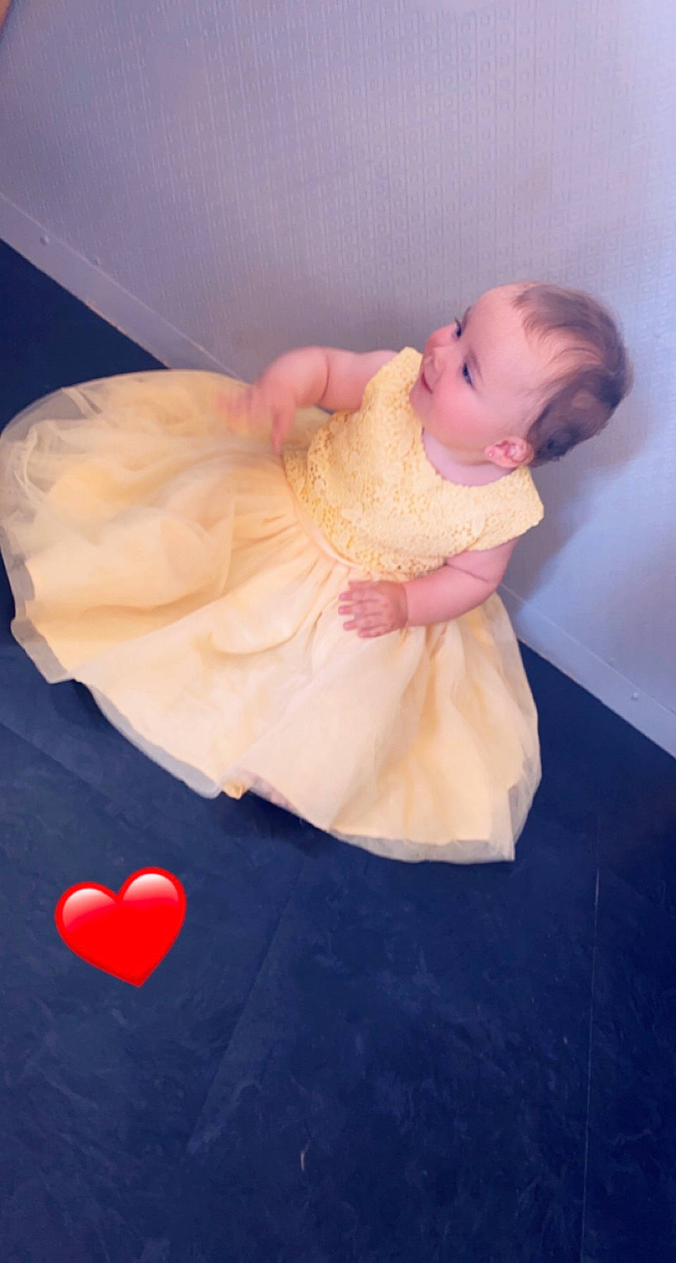 Esmey a rejoint le concours — aidez-le/la à gagner de superbes lots ! abdomen, baby, baby_products, baby_toddler_clothing, child, comfort, dress, flooring, foot, fur, happy, head, leg, linens, peach, person, pink, room, sitting, textile