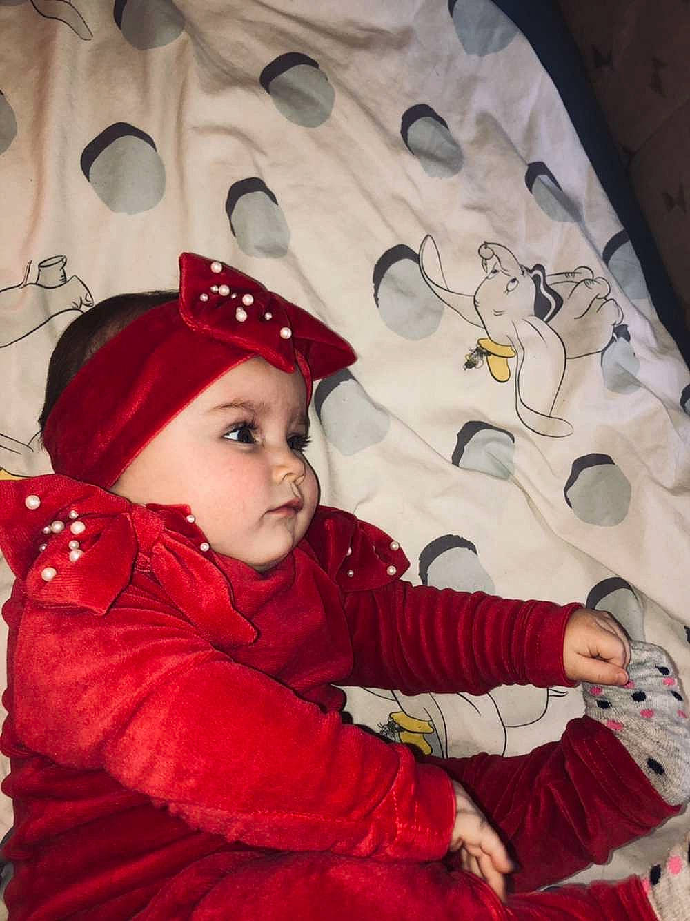 Esmey a rejoint le concours — aidez-le/la à gagner de superbes lots ! baby, baby_toddler_clothing, beanie, cap, carmine, child, flooring, freezing, fun, happy, headwear, jacket, knit_cap, outerwear, pattern, person, plant, textile, toddler, travel