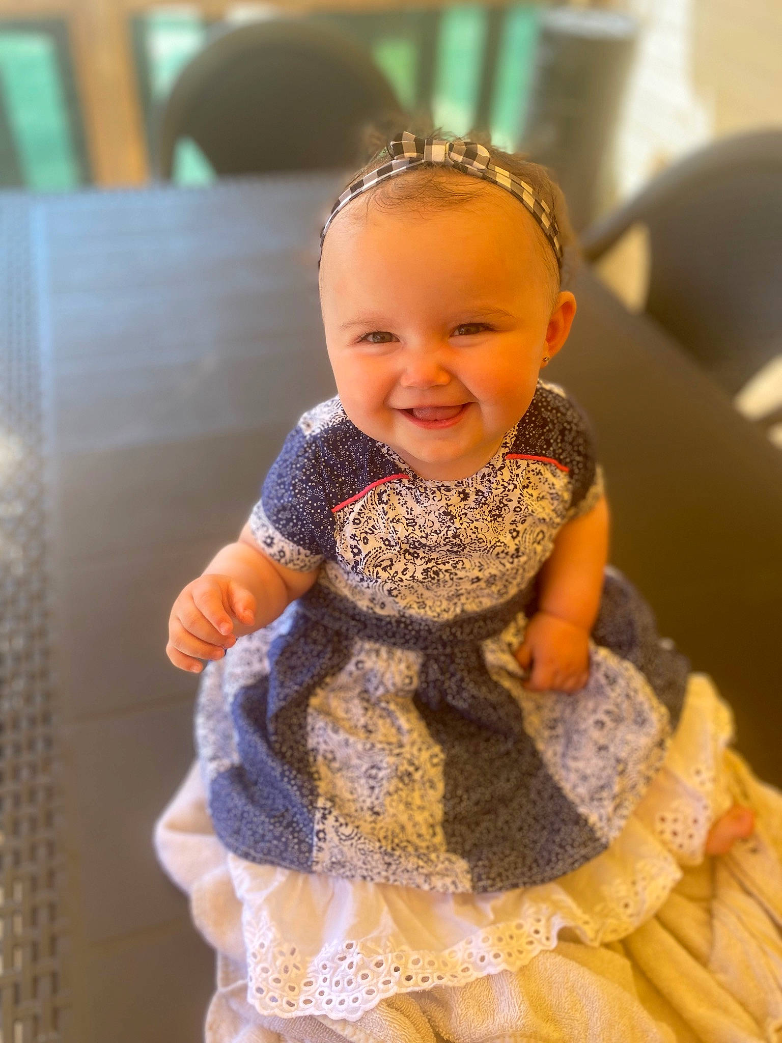 Esmey participe au concours pour gagner de l'argent avec cette photo : baby, baby_toddler_clothing, beauty, child, dress, embellishment, fashion_accessory, fashion_design, fun, hair_accessory, happy, iris, joy, pattern, person, pink, sitting, skin, sleeve, smile