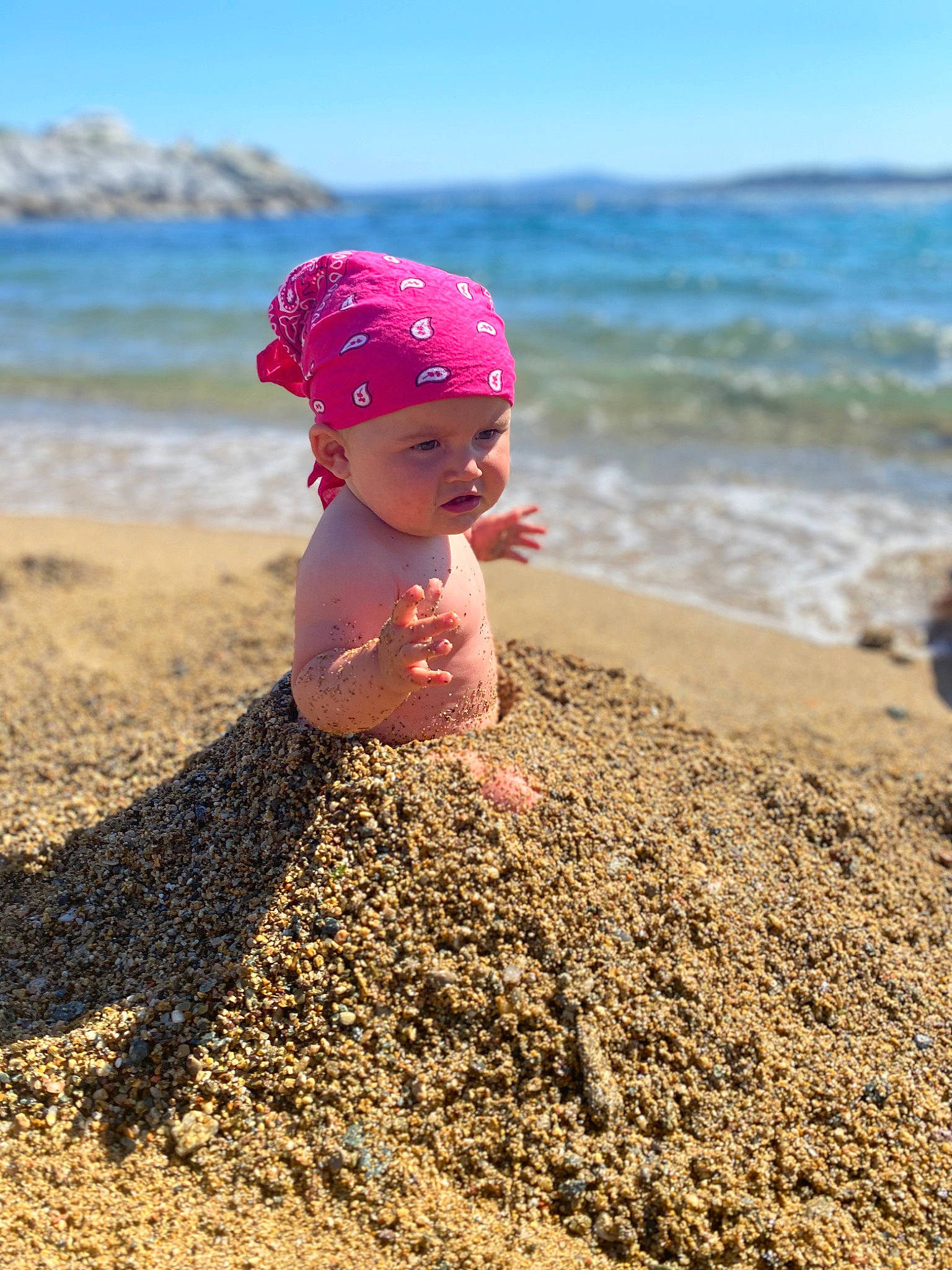 Esmey a rejoint le concours — aidez-le/la à gagner de superbes lots ! baby, baby_toddler_clothing, beach, cap, child, fun, hat, headwear, horizon, landscape, leisure, people_in_nature, people_on_beach, person, recreation, sand, shore, sky, toddler, travel