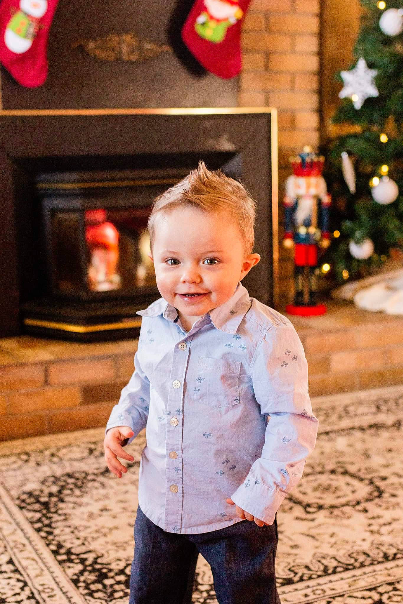 Loïc a rejoint le concours — aidez-le/la à gagner de superbes lots ! baby, baby_toddler_clothing, christmas_tree, eye, flash_photography, flooring, fun, green, happy, jeans, light, lighting, people, people_in_nature, person, photograph, red, smile, standing, toddler