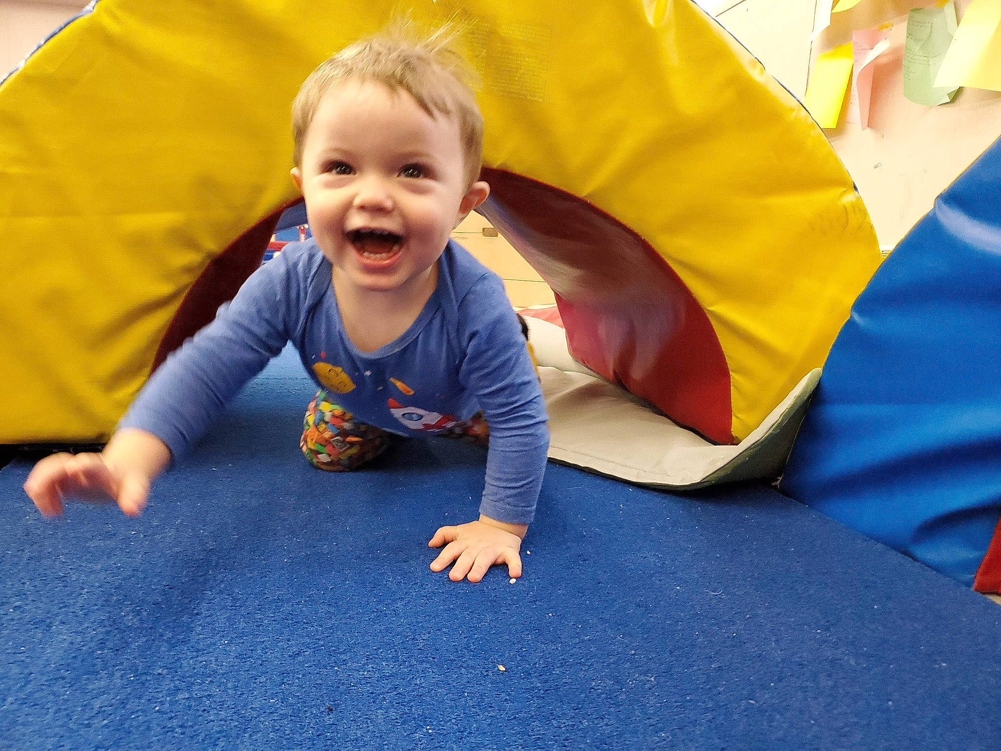 Loïc a rejoint le concours — aidez-le/la à gagner de superbes lots ! baby, baby_toddler_clothing, child, comfort, crawling, electric_blue, flooring, fun, grass, happy, leisure, orange, person, recreation, sitting, sleeve, smile, t_shirt, toddler, tree