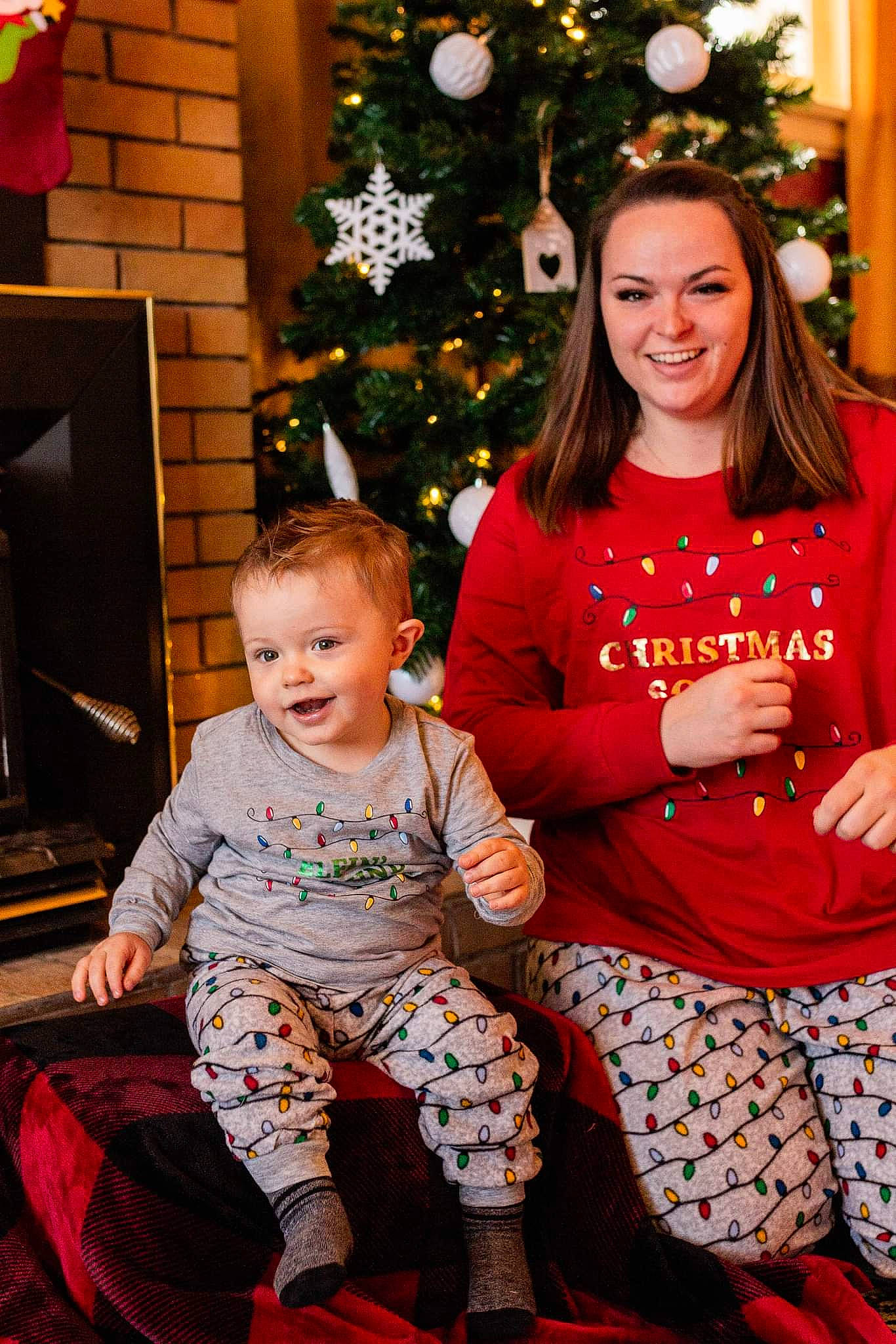 Loïc participe au concours pour gagner de l'argent avec cette photo : christmas, christmas_decoration, christmas_eve, christmas_ornament, christmas_tree, facial_expression, fun, green, happy, head, human_body, joy, lap, organ, people, person, photograph, red, smile, standing