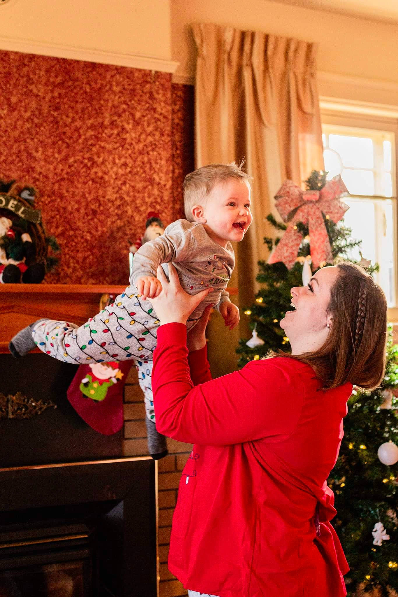 Loïc participe au concours pour gagner de l'argent avec cette photo : baby, child, christmas, christmas_decoration, christmas_eve, christmas_ornament, comfort, curtain, event, fun, happy, holiday, leisure, ornament, person, pink, room, sitting, toddler, tree