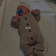 Tiago a rejoint le concours — aidez-le/la à gagner de superbes lots ! baby, pacifier, onesie, hat, sleeping, towel, infant, newborn, clothing, bed, indoor, person, cute, soft, cozy, rest, blanket, button, footwear, sleep