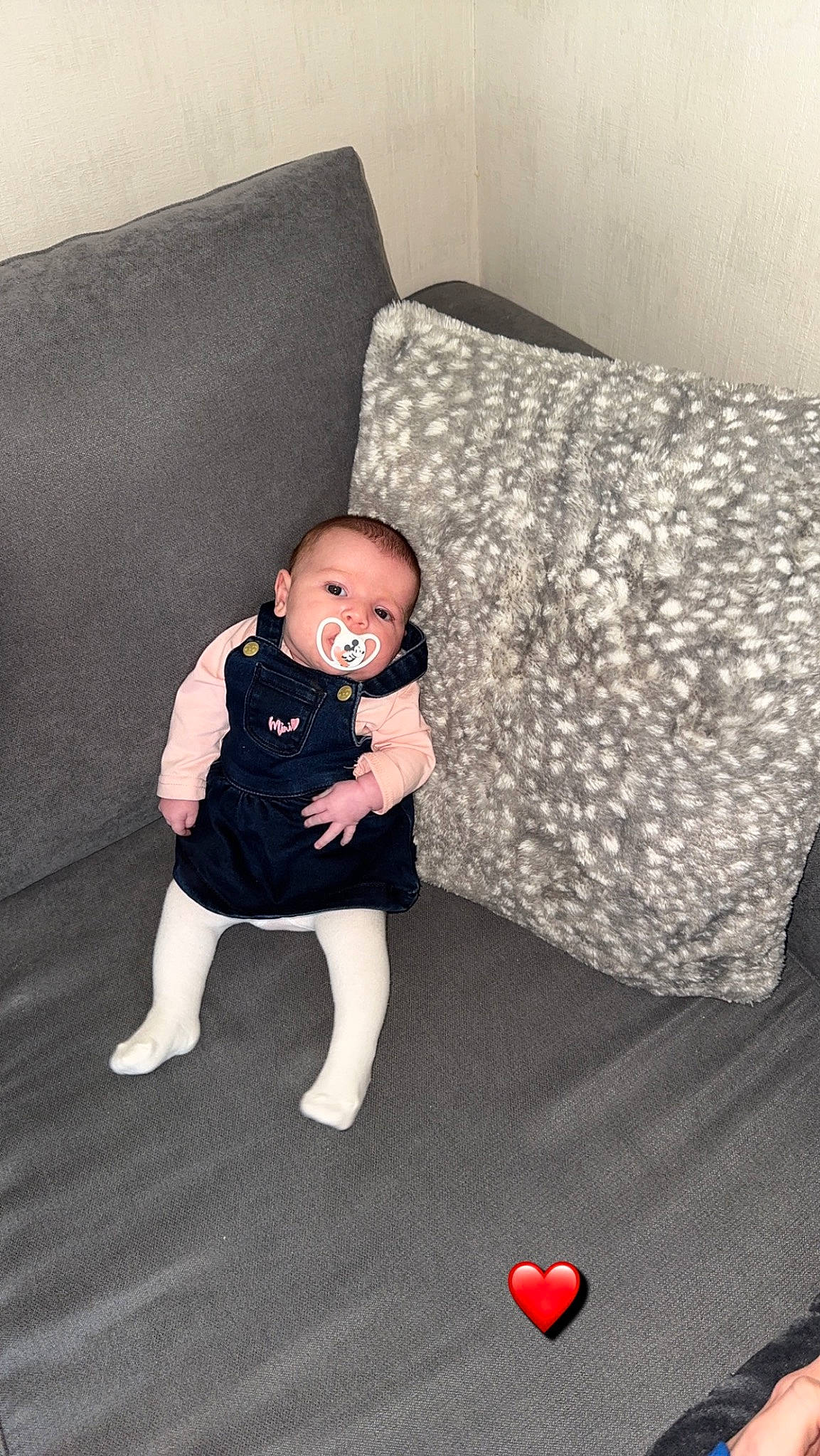 Cataleya participe au concours pour gagner de l'argent avec cette photo : baby, baby_toddler_clothing, child, comfort, couch, flash_photography, floor, flooring, grey, hardwood, human_body, human_leg, knee, leg, person, skin, sleeve, standing, textile, toddler