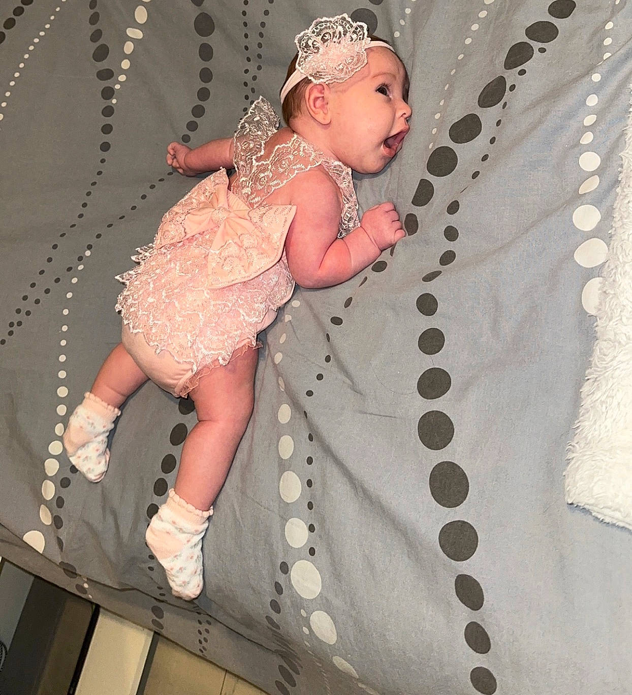 Cataleya participe au concours pour gagner de l'argent avec cette photo : baby, baby_toddler_clothing, bridal_accessory, child, embellishment, fashion, fashion_accessory, fashion_design, fun, hair_accessory, headpiece, headwear, human_leg, jewellery, leg, mythical_creature, pattern, person, pink, sandal