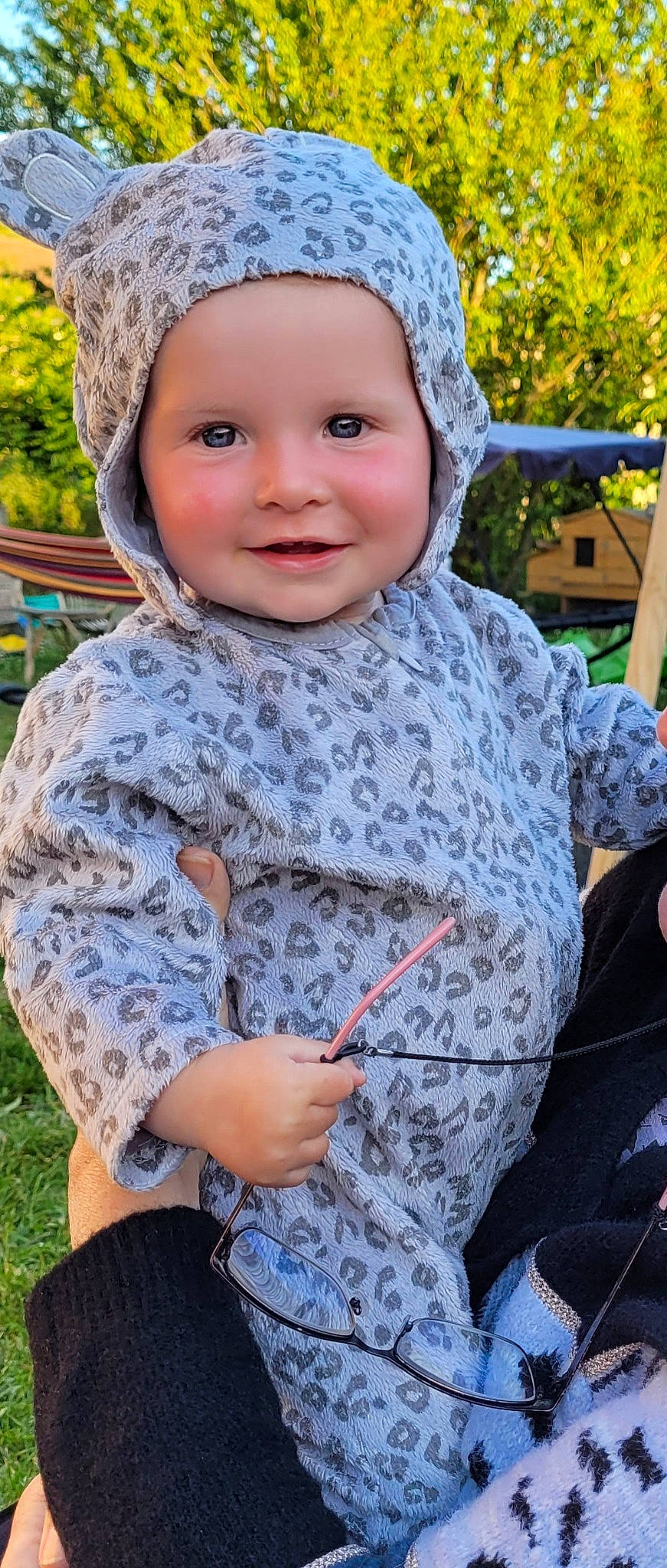 Hilyna a rejoint le concours — aidez-le/la à gagner de superbes lots ! baby_toddler_clothing, child, clothing, eye, face, fun, grass, happy, head, headgear, headwear, joy, leaf, organ, person, photograph, pink, plant, skin, sleeve