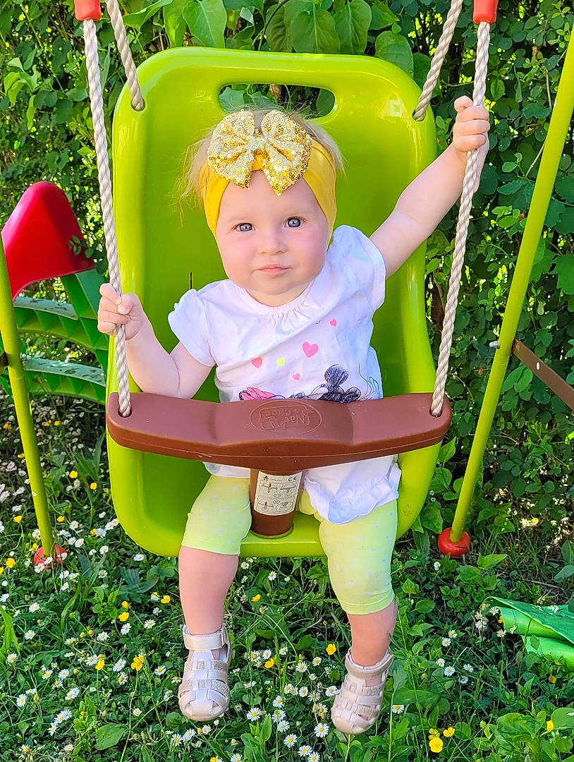Hilyna a rejoint le concours — aidez-le/la à gagner de superbes lots ! baby, baby_toddler_clothing, botany, child, fun, grass, green, happy, headwear, leaf, leisure, people_in_nature, person, photograph, plant, public_space, recreation, smile, snapshot, summer