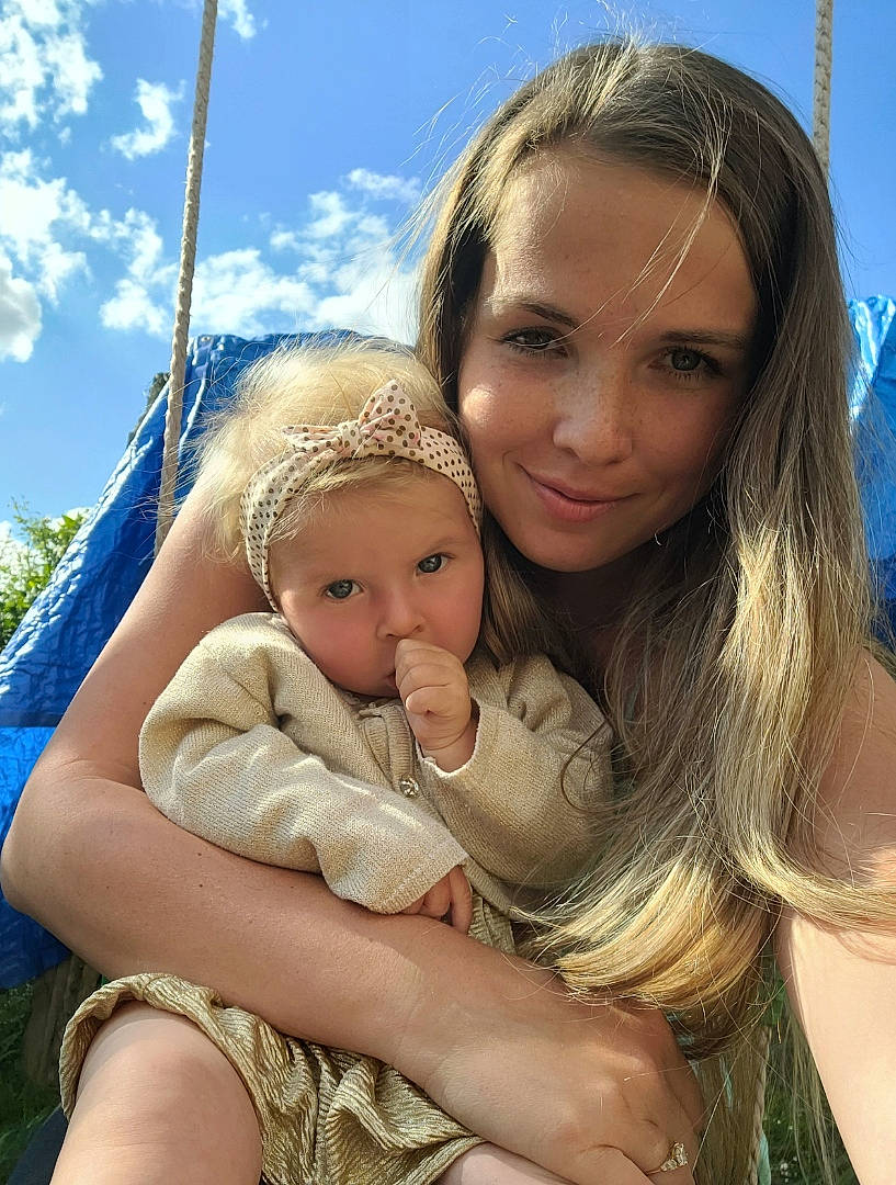 Hilyna participe au concours pour gagner de l'argent avec cette photo : arm, cloud, daytime, facial_expression, flash_photography, fun, gesture, grass, hand, happy, headwear, iris, joy, leisure, lip, people_in_nature, person, plant, skin, sky