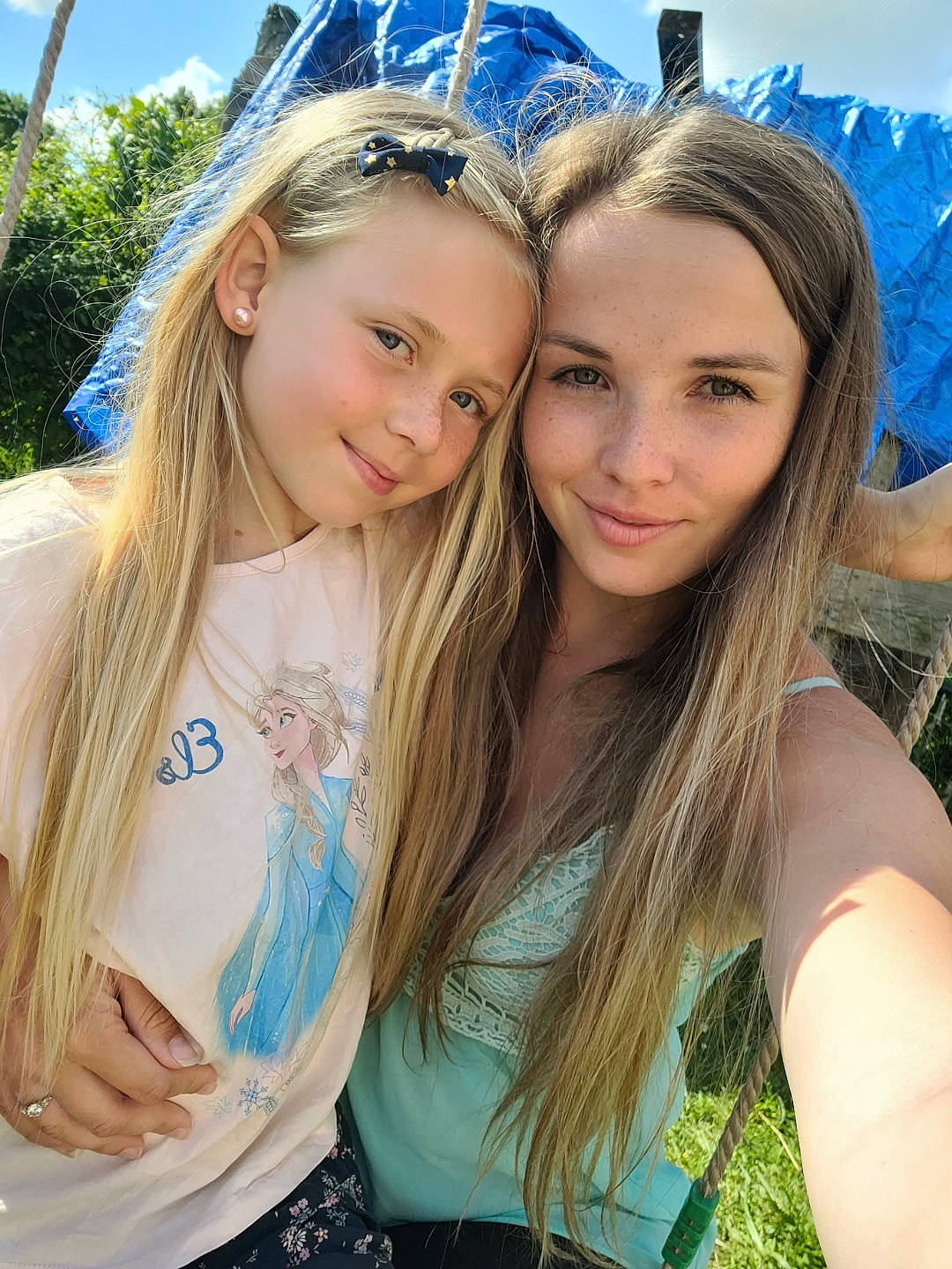 Helena participe au concours pour gagner de l'argent avec cette photo : azure, blue, community, cool, daytime, fashion, fun, gesture, grass, happy, head, iris, joy, leisure, light, morning, organ, people_in_nature, person, smile