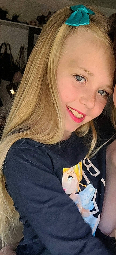 Helena a rejoint le concours — aidez-le/la à gagner de superbes lots ! black_hair, cheek, chin, cool, eyebrow, eyelash, flash_photography, fun, happy, iris, joy, layered_hair, lip, mouth, neck, nose, person, shoulder, skin, sleeve