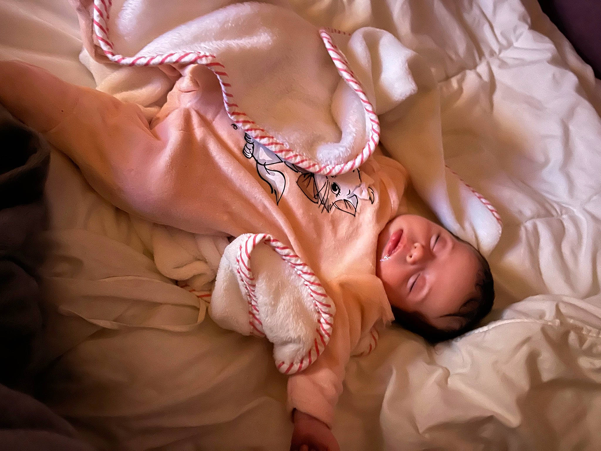 Jannah a rejoint le concours — aidez-le/la à gagner de superbes lots ! abdomen, baby, child, comfort, dress, event, eye, flash_photography, gesture, hand, happy, hat, head, jewellery, mouth, nail, person, skin, textile, toddler