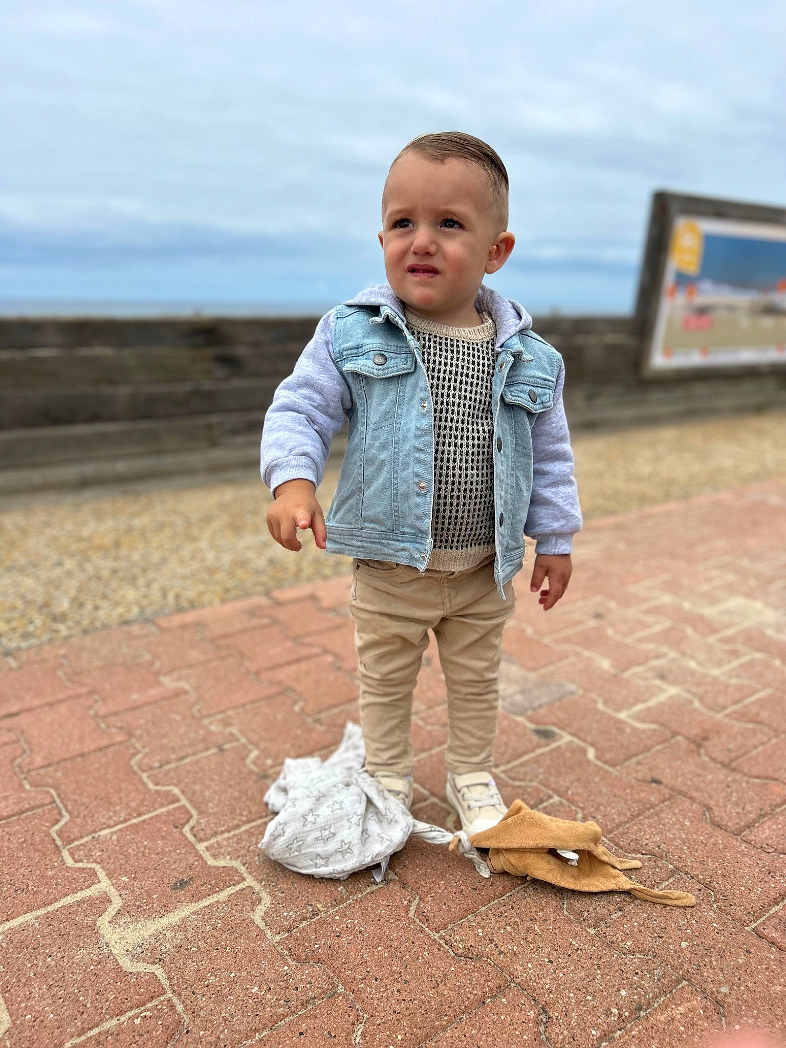 Diego participe au concours pour gagner de l'argent avec cette photo : baby, baby_toddler_clothing, child, cloud, flooring, fun, grass, happy, horizon, landscape, leg, people_in_nature, person, road_surface, sand, sky, smile, soil, standing, toddler
