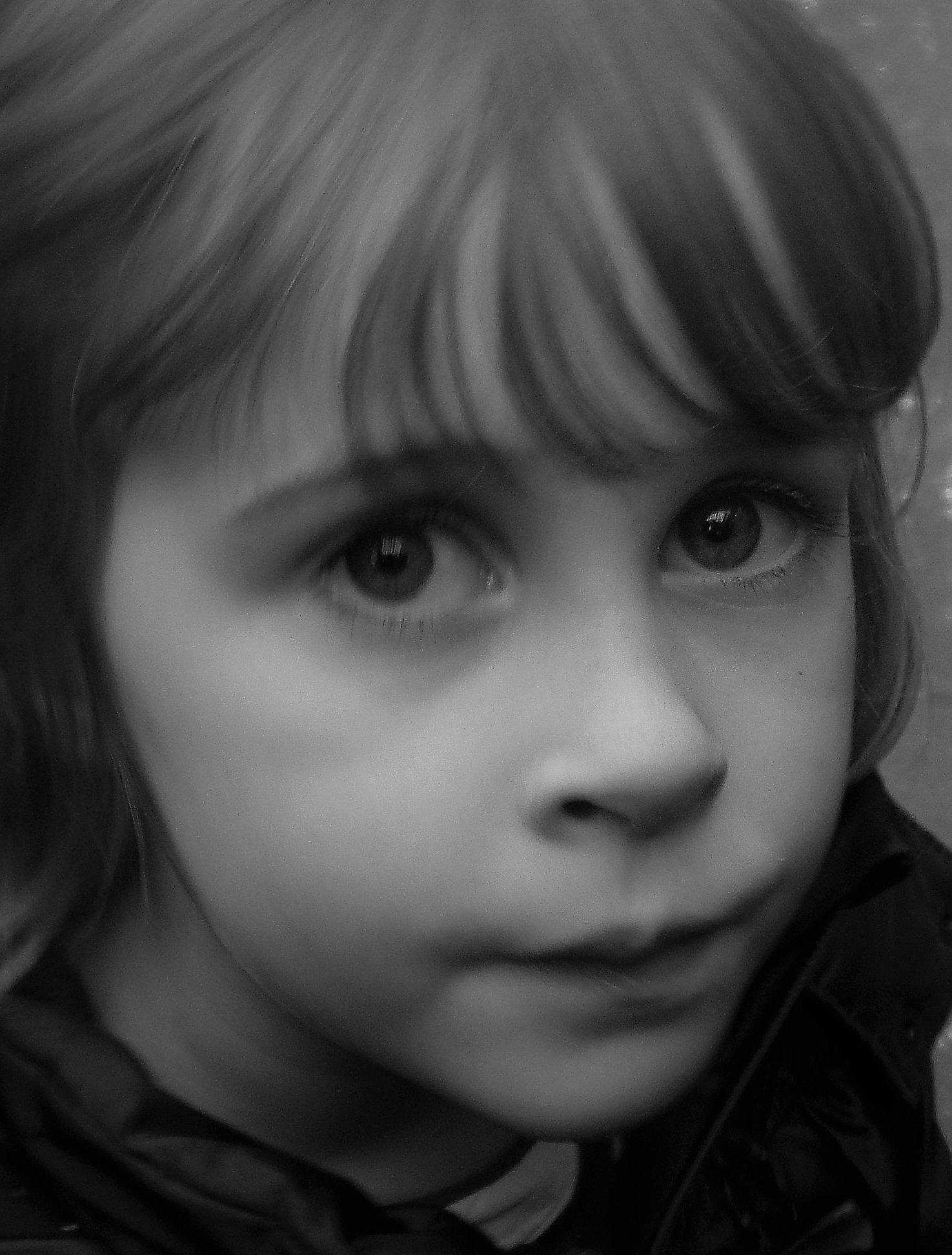 Violette participe au concours pour gagner de l'argent avec cette photo : beauty, black, black_and_white, cheek, child, chin, close_up, emotion, eye, eyebrow, face, forehead, girl, head, human_hair_color, monochrome_photography, nose, person, photography, skin