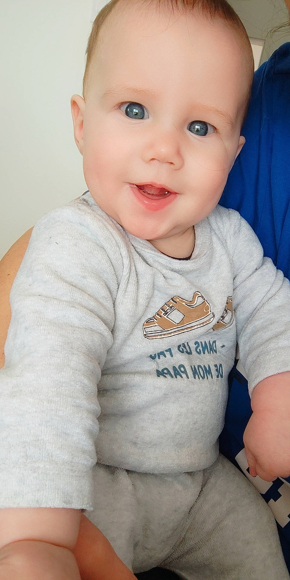 Evann participe au concours pour gagner de l'argent avec cette photo : baby, baby_toddler_clothing, blue, cheek, child, chin, comfort, eye, facial_expression, flash_photography, happy, joy, lip, neck, nose, person, skin, sleeve, smile, t_shirt