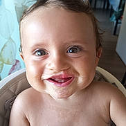 Maël participe au concours pour gagner de l'argent avec cette photo : baby, child, smiling, messy_face, high_chair, indoor, skin, hair, eyes, mouth, teeth, arm, shoulder, diaper, bracelet, cute, happy, face, person, infant