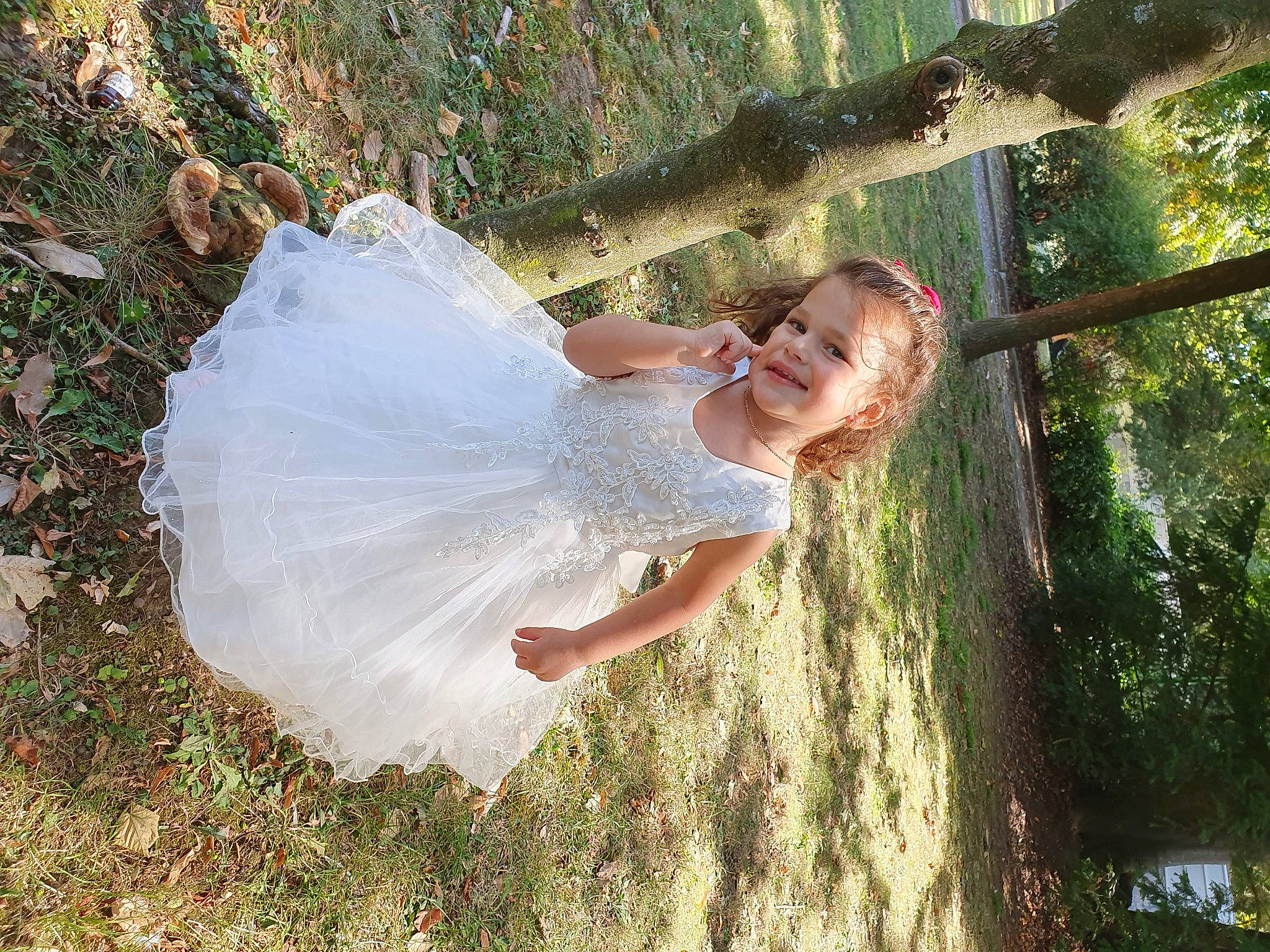 Khadija a rejoint le concours — aidez-le/la à gagner de superbes lots ! beauty, bridal_accessory, bridal_clothing, bridal_party_dress, dress, fashion_accessory, flash_photography, forest, fun, gesture, grass, grassland, happy, joy, leisure, nature, people_in_nature, person, sunlight, tree