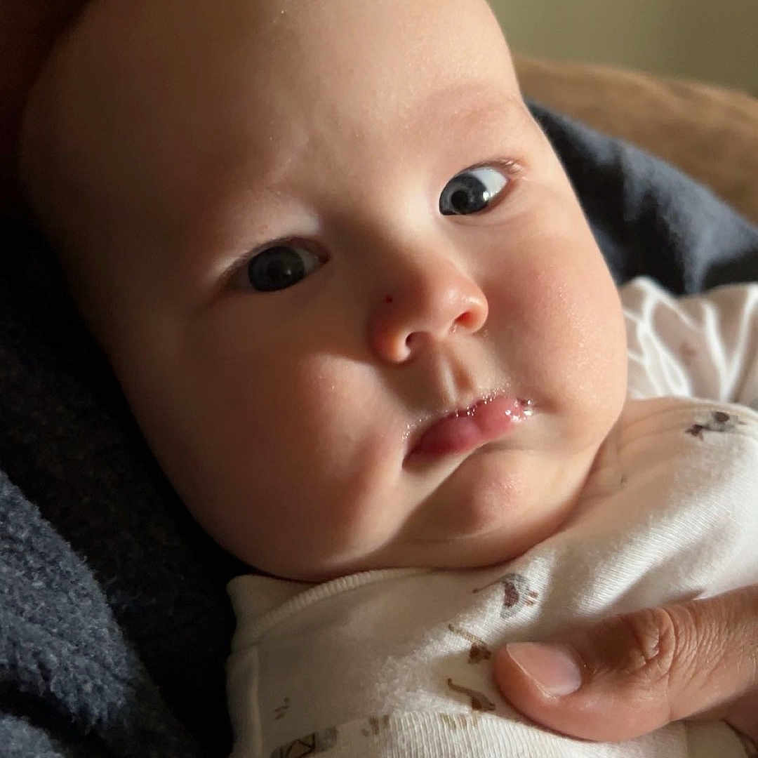 Fox is registered to the contest to win money with this photo: baby, beard, bodypart, couch, cushion, face, furniture, happy, head, homedecor, kissing, mouth, newborn, person, photography, portrait, quilt, romantic, selfie, sleeping