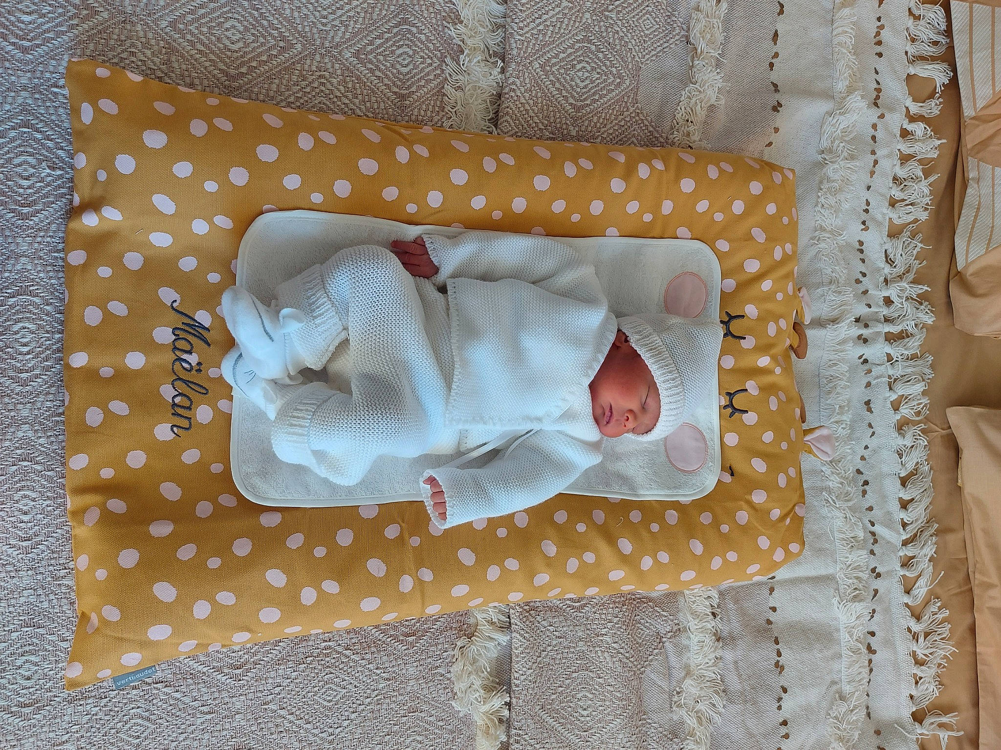 Maëlan a rejoint le concours — aidez-le/la à gagner de superbes lots ! art, baby, baby_products, baby_toddler_clothing, bedding, carmine, child, comfort, creative_arts, event, grey, headwear, home_accessories, linens, paper, pattern, person, product, rectangle, room