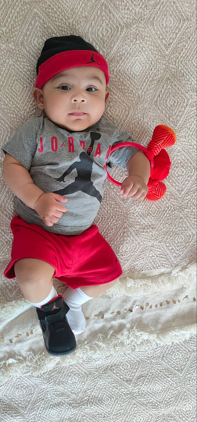 Maëlan participe au concours pour gagner de l'argent avec cette photo : baby, baby_toddler_clothing, beauty, child, face, footwear, happy, headgear, headwear, leg, person, pink, red, shoe, skin, sleeve, sneakers, sock, standing, thigh