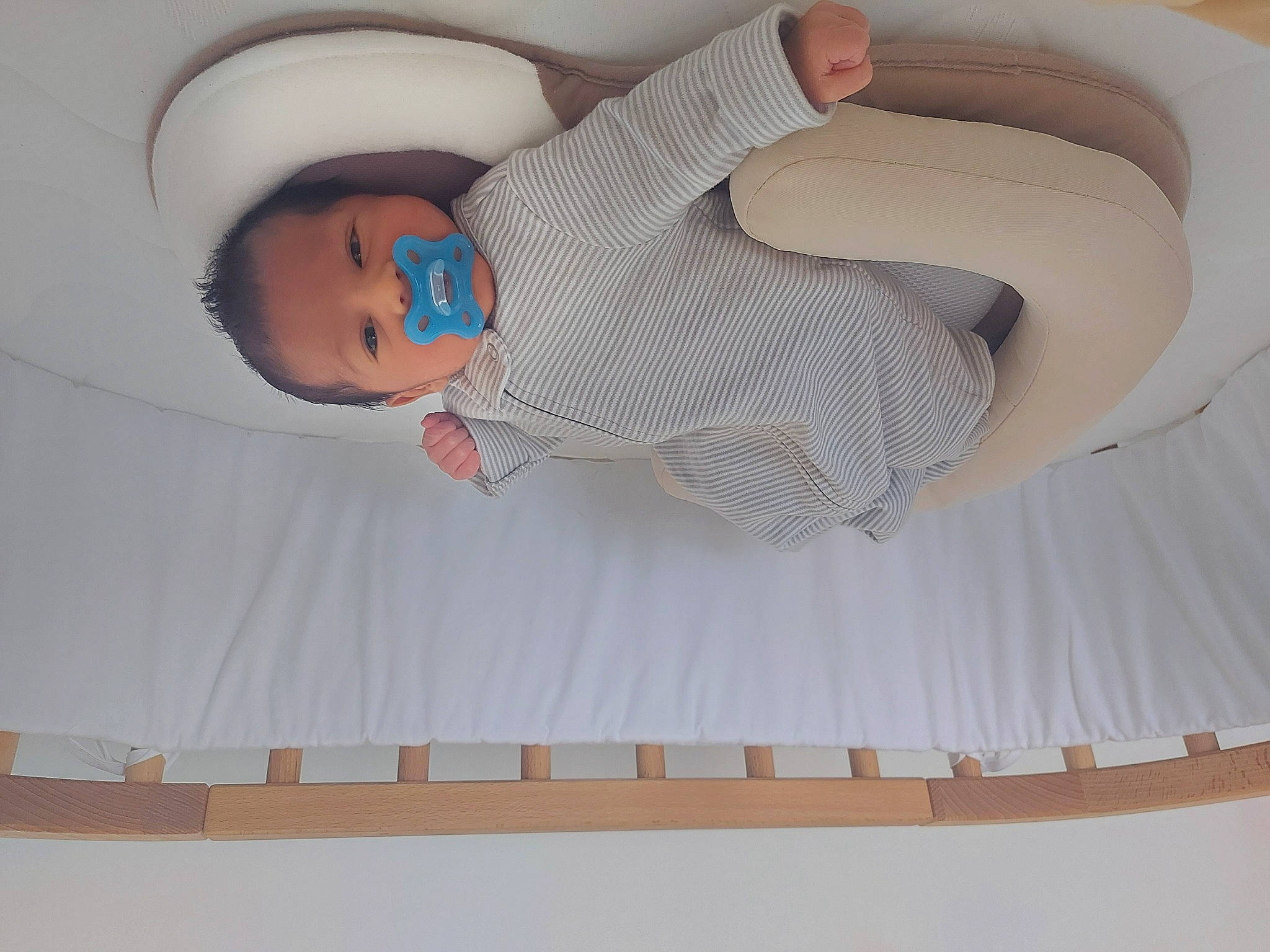 Maëlan a rejoint le concours — aidez-le/la à gagner de superbes lots ! baby, baby_products, baby_safety, baby_sleeping, baby_toddler_clothing, child, comfort, hat, human_leg, knee, linens, pattern, person, room, sleeve, thigh, toddler, wood