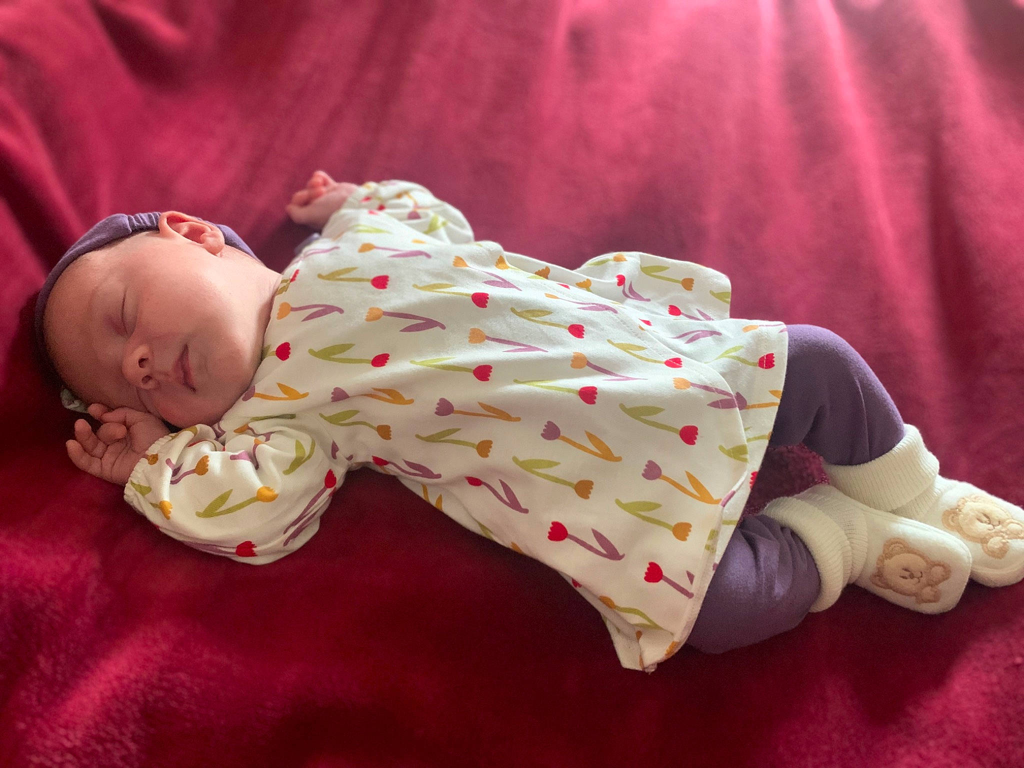 Héloïse participe au concours pour gagner de l'argent avec cette photo : baby, baby_products, baby_sleeping, baby_toddler_clothing, bedtime, child, comfort, hand, human_body, human_leg, leg, linens, pattern, person, plant, room, sitting, sleeve, thigh, toddler