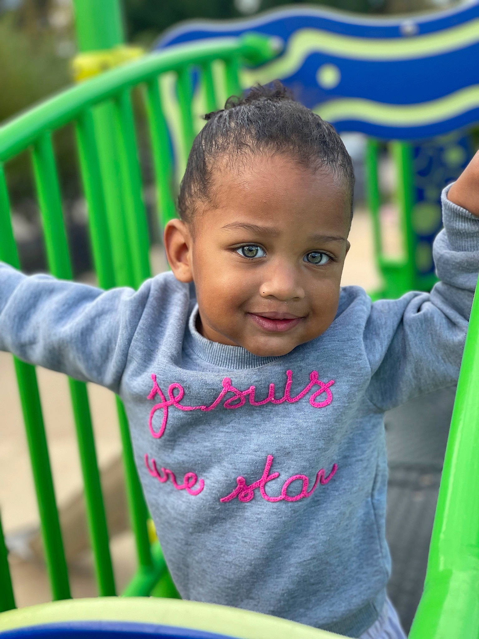 Syannah a rejoint le concours — aidez-le/la à gagner de superbes lots ! black, blue, cheek, chin, facial_expression, fun, grass, hairstyle, happy, human, joy, leisure, nose, person, plant, product, public_space, recreation, skin, smile