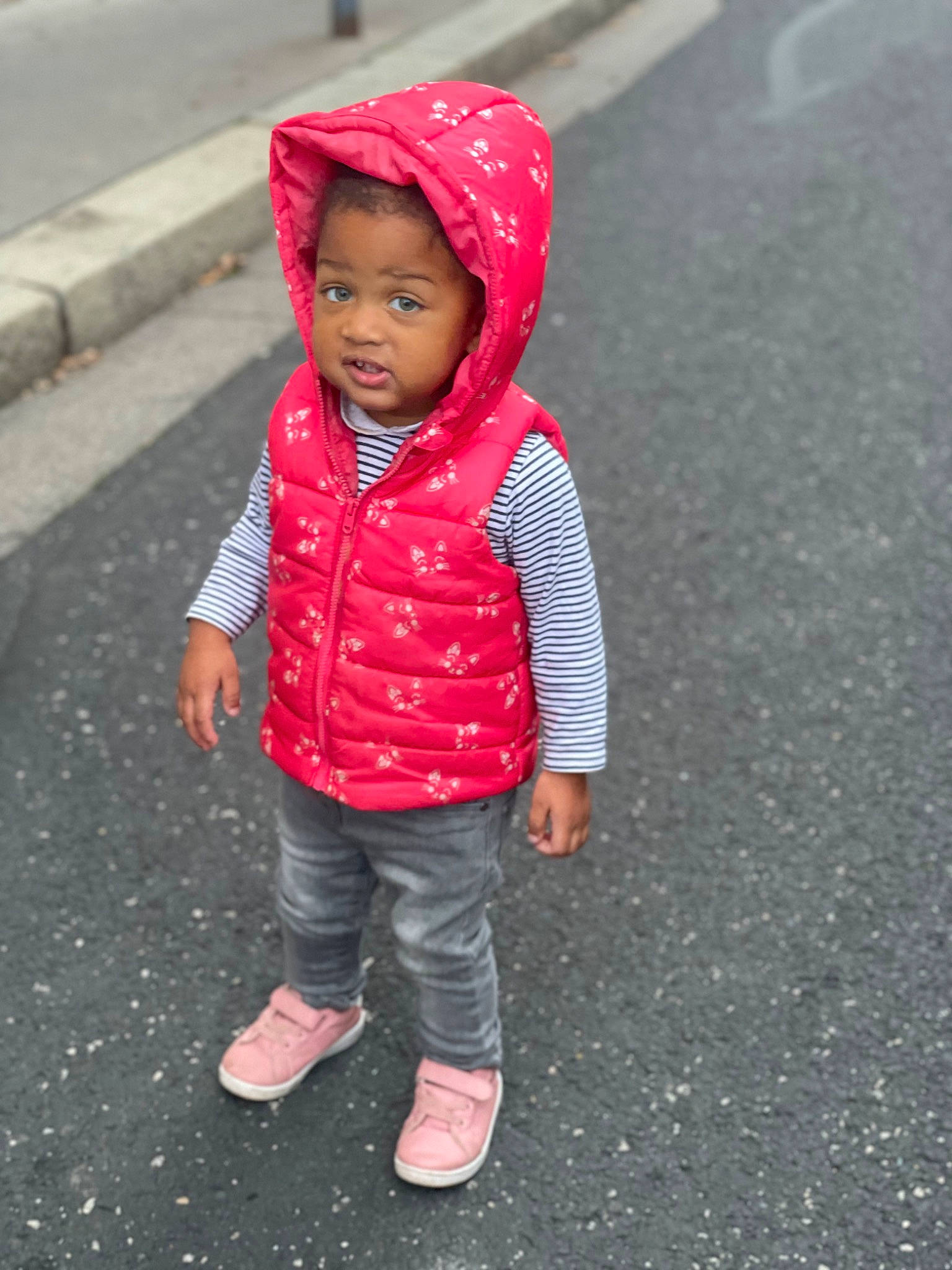Syannah participe au concours pour gagner de l'argent avec cette photo : asphalt, cap, child, city, eye, fashion_accessory, happy, jacket, magenta, monochrome_photography, pattern, pedestrian, person, road, road_surface, sidewalk, sleeve, smile, street, toddler