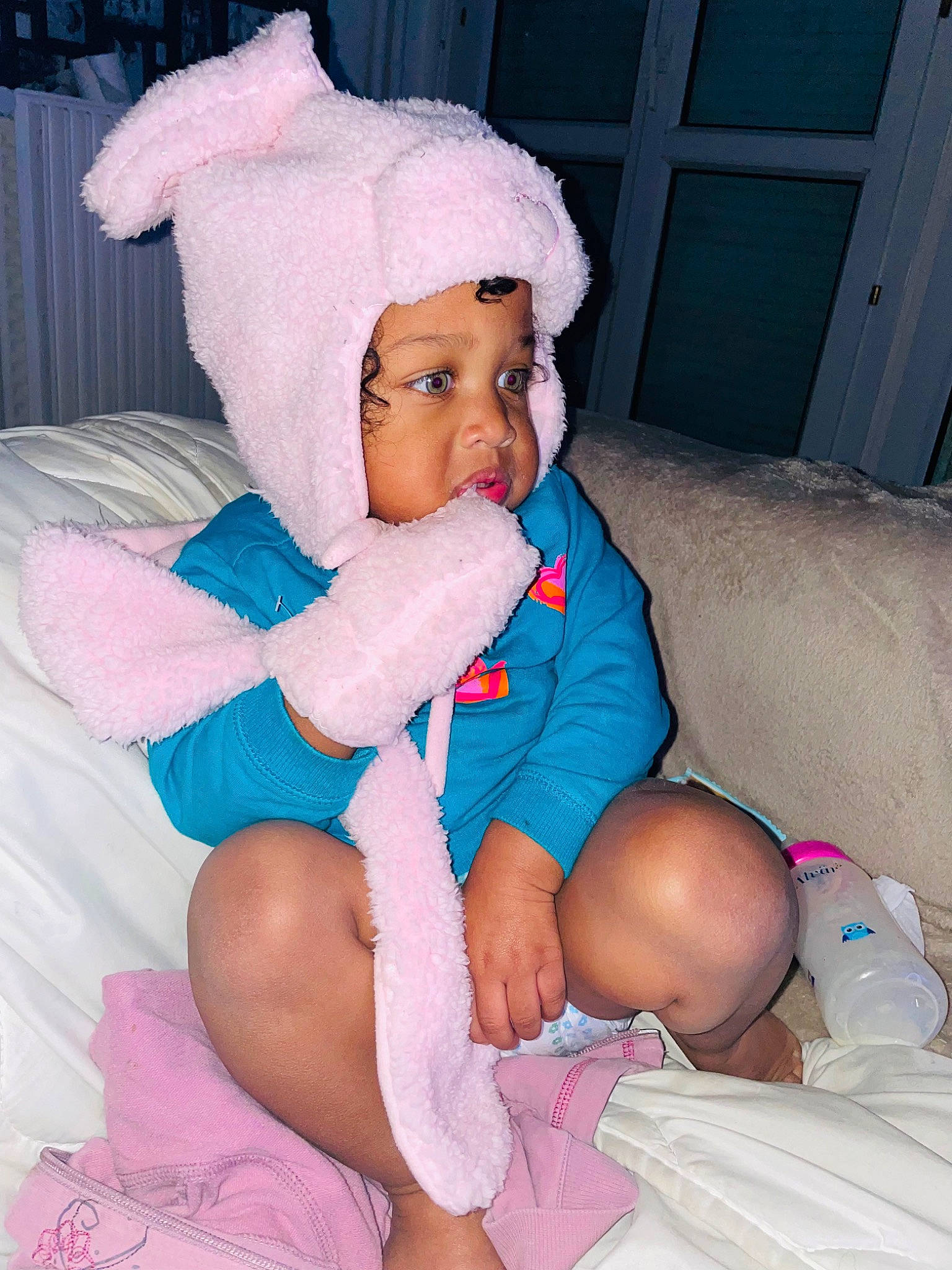 Syannah a rejoint le concours — aidez-le/la à gagner de superbes lots ! baby, baby_toddler_clothing, cheek, child, comfort, eye, finger, headwear, human_body, human_leg, knee, lap, mouth, person, pink, purple, skin, sock, thigh, thumb