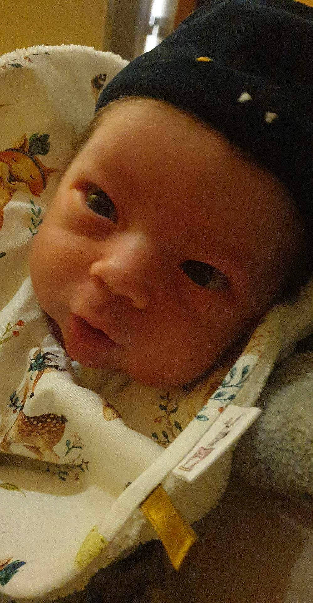 Soan participe au concours pour gagner de l'argent avec cette photo : baby, baby_products, baby_toddler_clothing, cheek, child, chin, eyebrow, eyelash, fashion_accessory, happy, hat, head, iris, lip, mouth, nose, person, skin, smile, sweetness