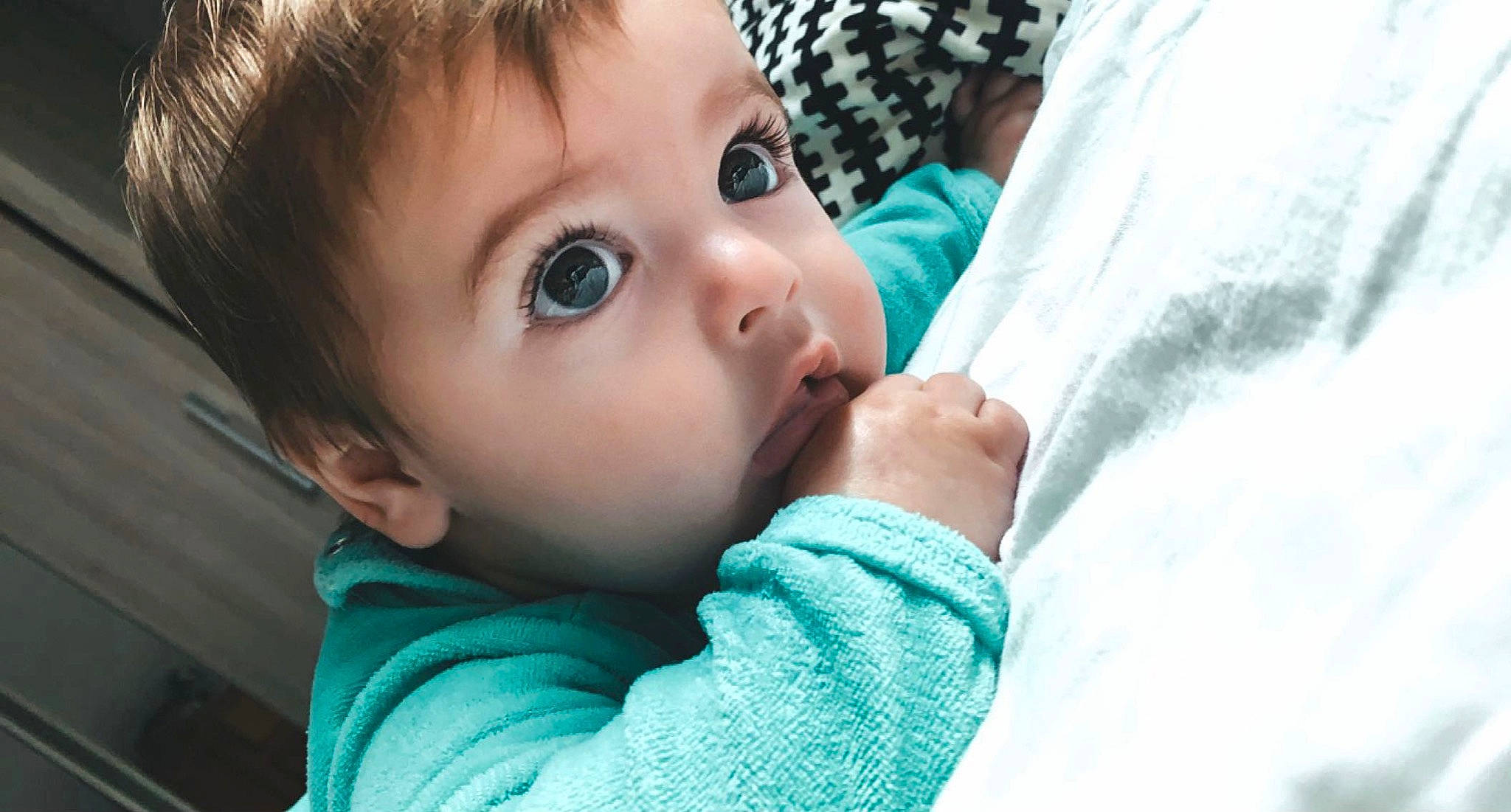 Roman a rejoint le concours — aidez-le/la à gagner de superbes lots ! baby, cheek, eye, eyelash, flash_photography, fun, gesture, grass, hand, happy, head, human_body, iris, lip, mouth, nose, person, skin, smile, toddler