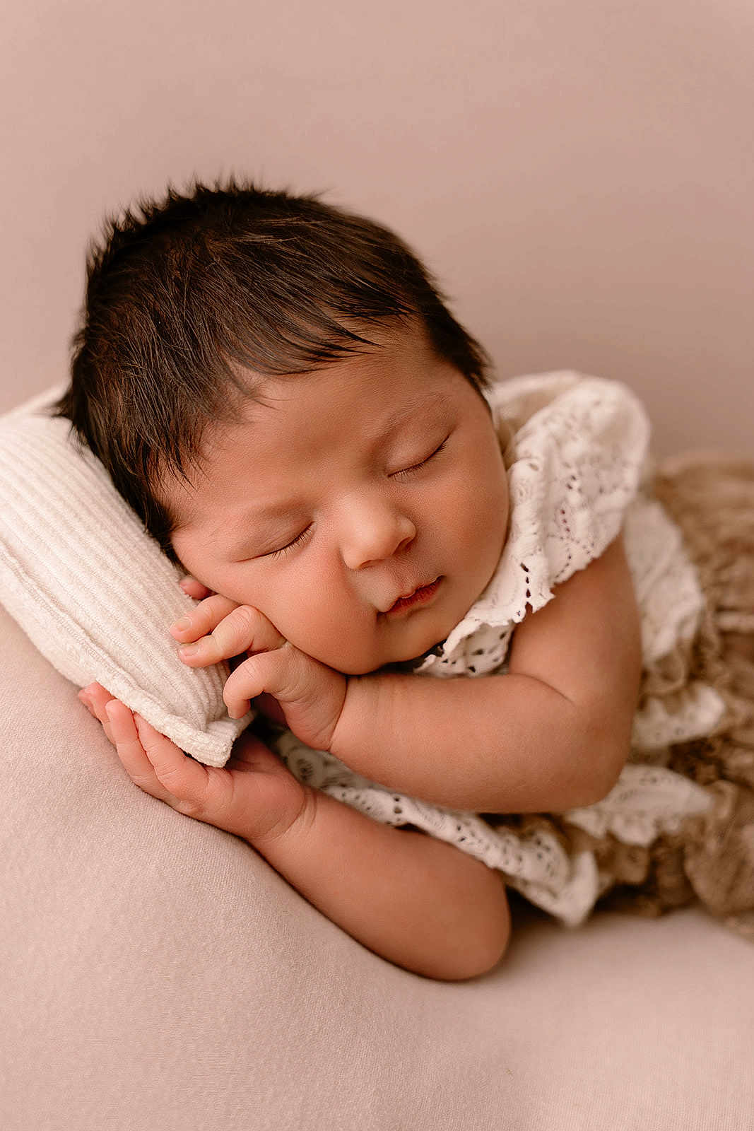 Lilou a rejoint le concours — aidez-le/la à gagner de superbes lots ! newborn, baby, sleeping, infant, pillow, lace, soft, peaceful, closeup, portrait, cute, resting, hands, face, skin, cozy, warm, indoors, child, peace