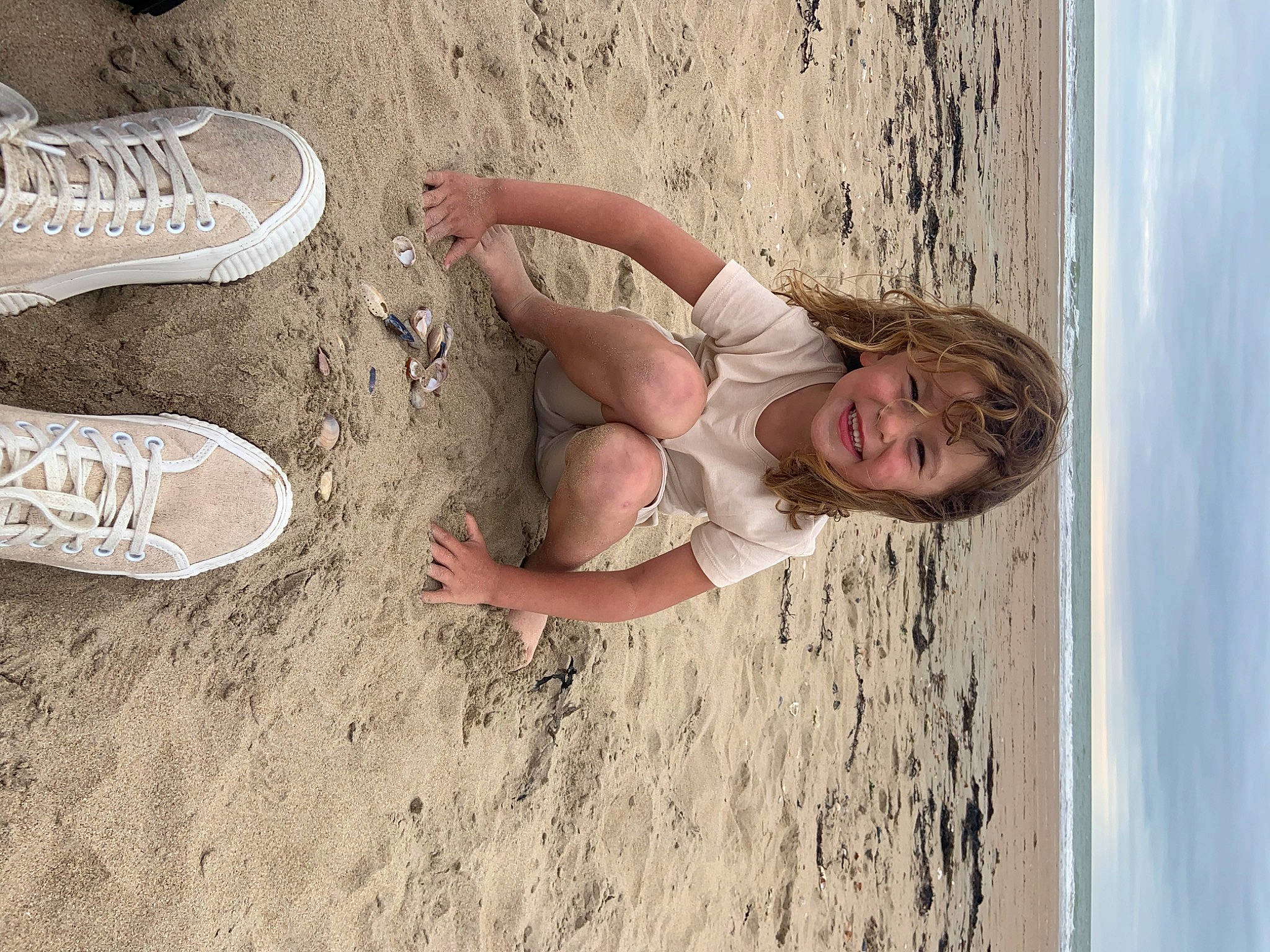 Lyna a rejoint le concours — aidez-le/la à gagner de superbes lots ! barechested, beach, child, elbow, fun, happy, hat, human_leg, joy, leisure, people, people_in_nature, people_on_beach, person, sand, skin, sky, smile, soil, summer