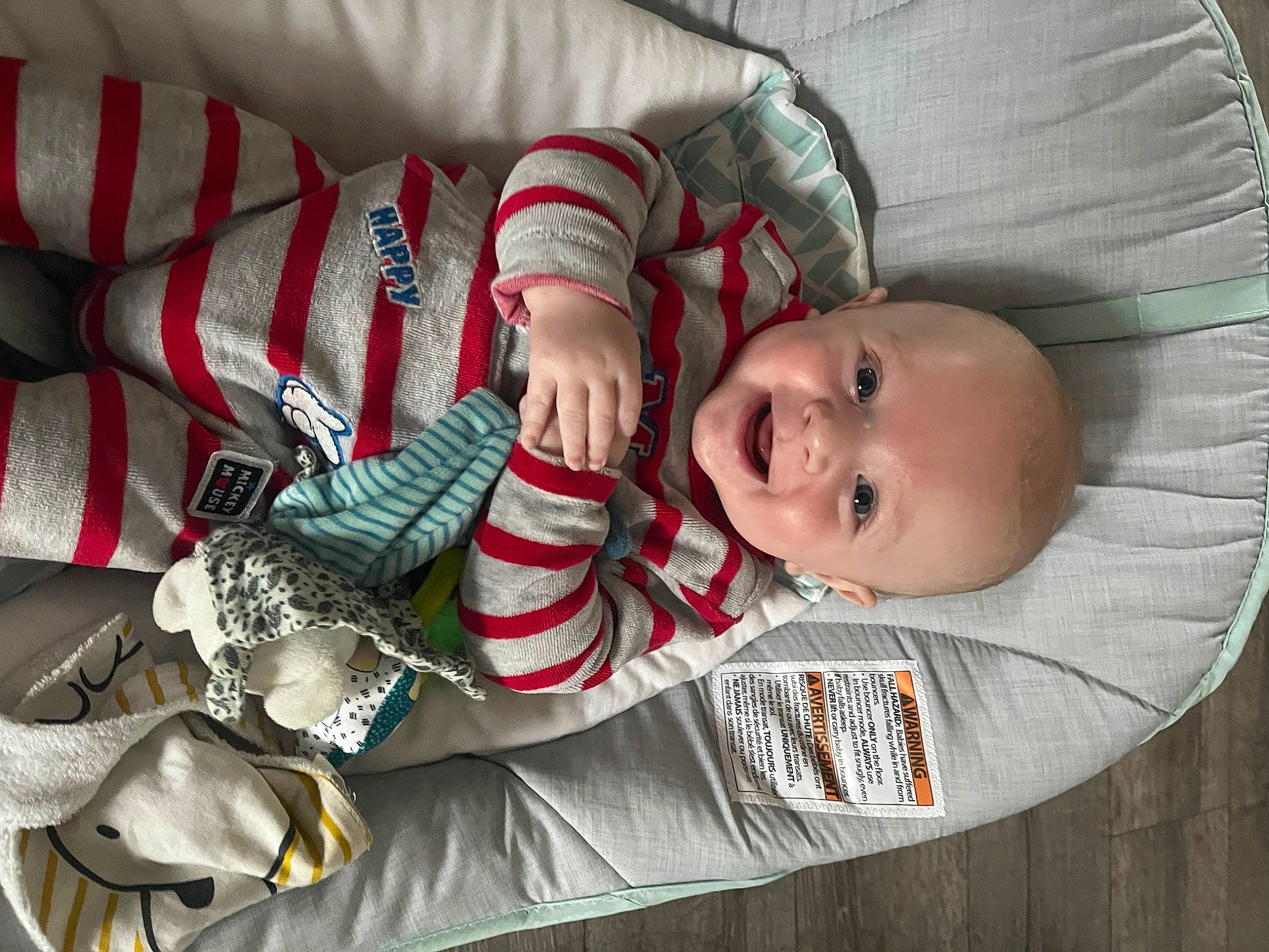 Milo a rejoint le concours — aidez-le/la à gagner de superbes lots ! baby, baby_products, baby_toddler_clothing, carmine, cheek, child, comfort, eye, face, head, linens, pattern, person, room, sitting, skin, sleeve, smile, textile, toddler